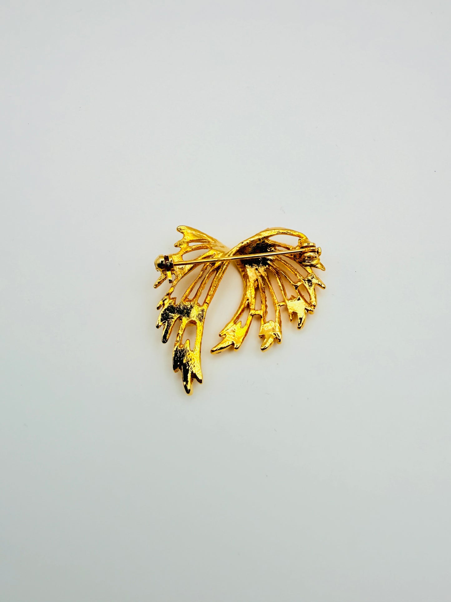 Broche feuille dorée et perle vintage
