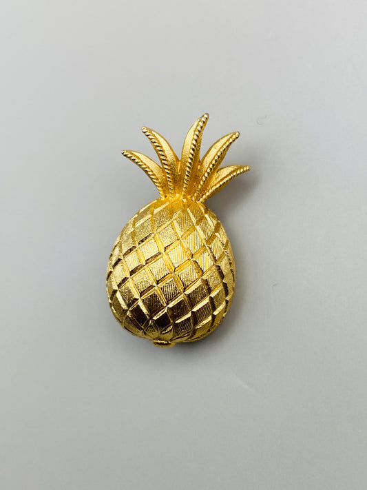 Mini broche vintage Trifari – Ananas doré texturé (neuf)