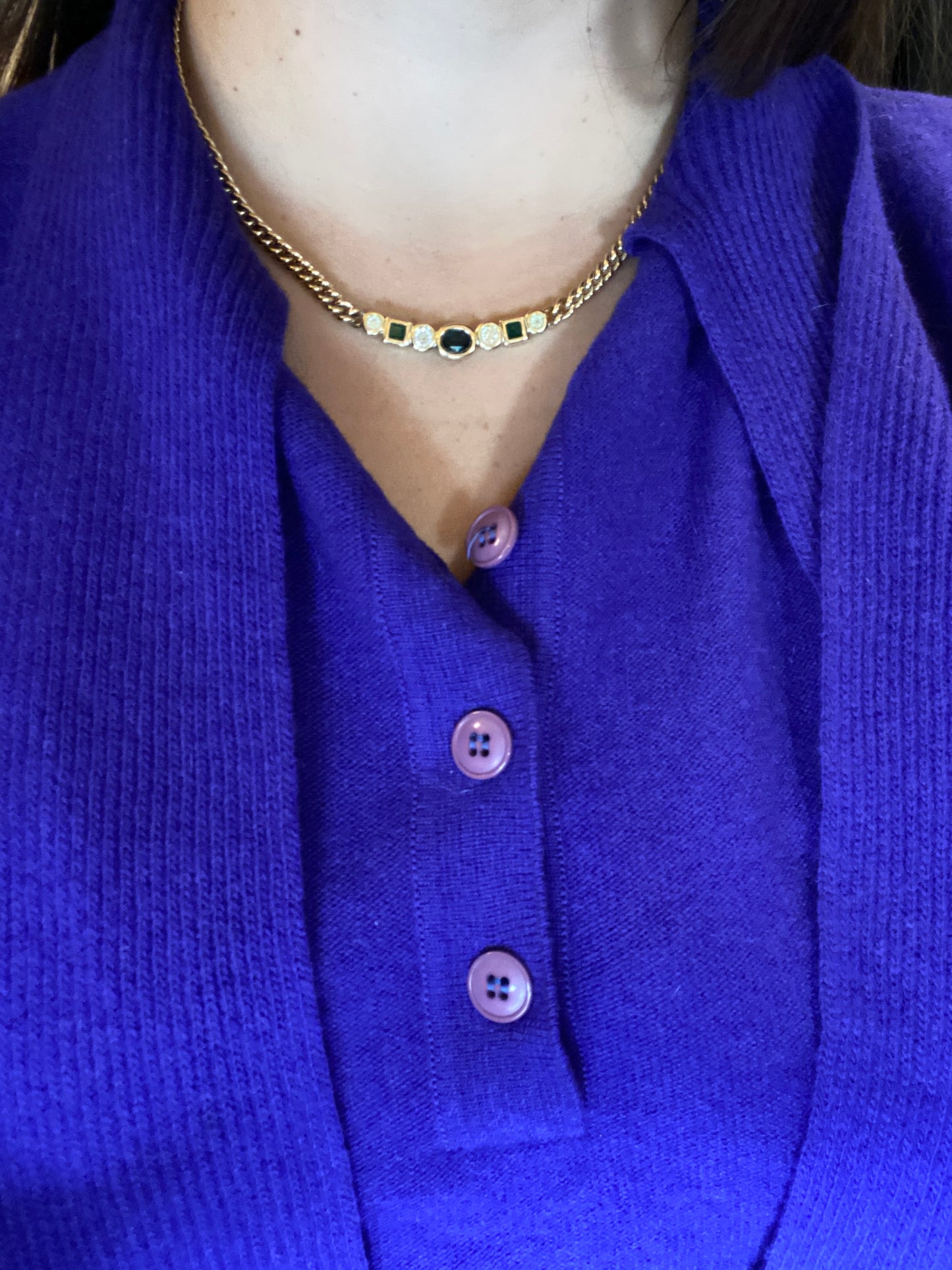 Collier Pierre Lang vintage – doré & pierres vertes, bleu, critaux