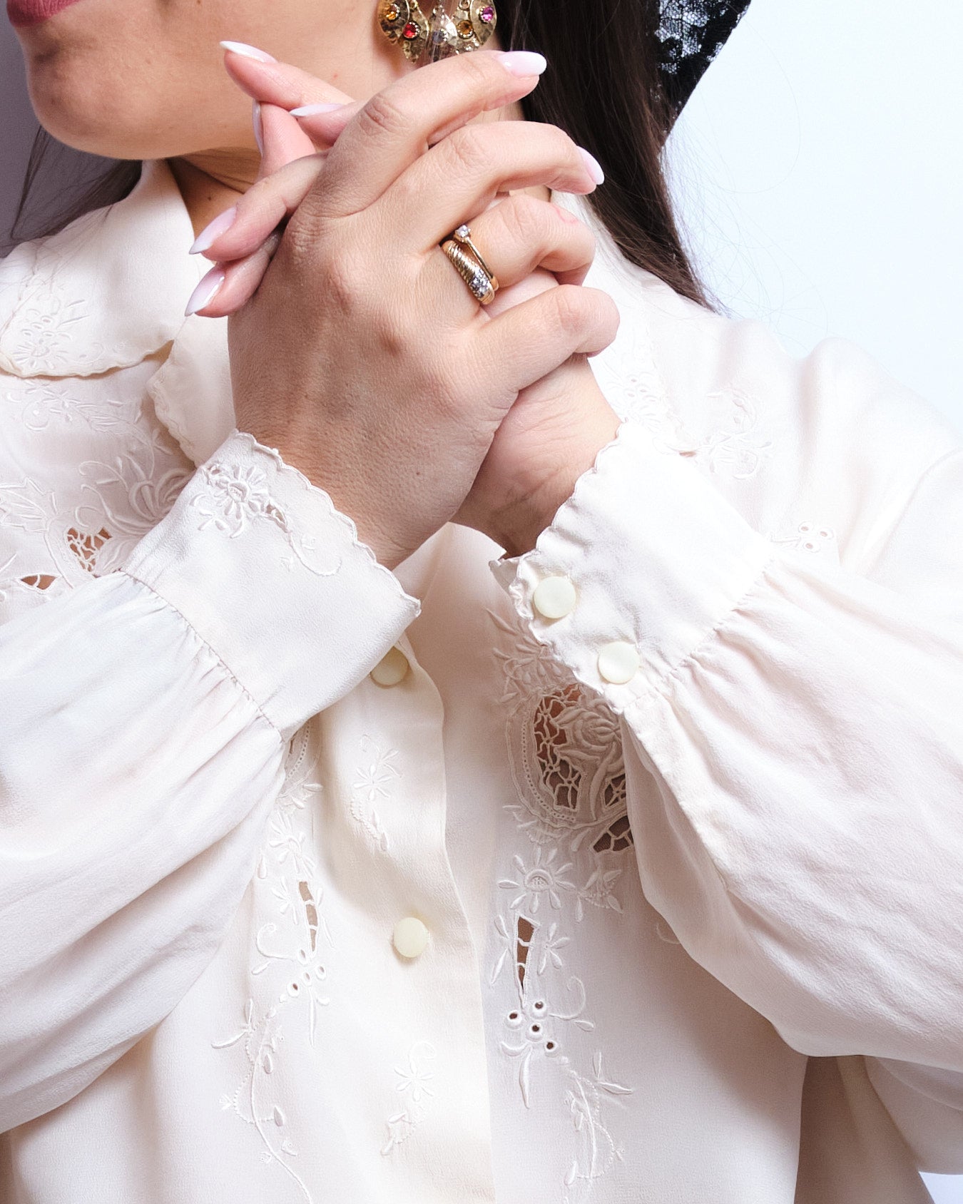 Chemisier vintage en soie brodée – fin 70s / début 80s