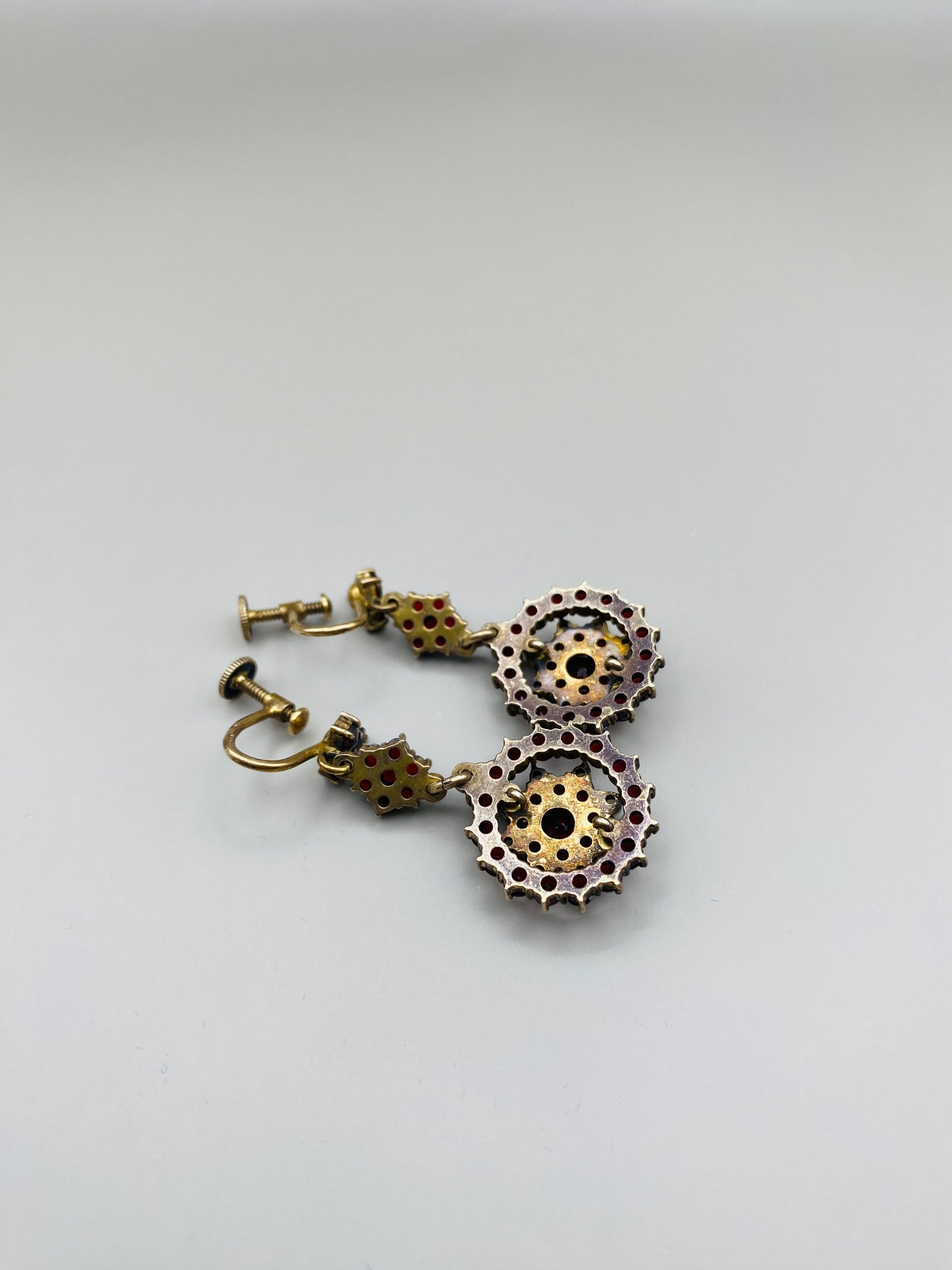 Boucles d’oreilles pendantes vintage grenats & perles, fermoir à vis argent 800 plaqué or