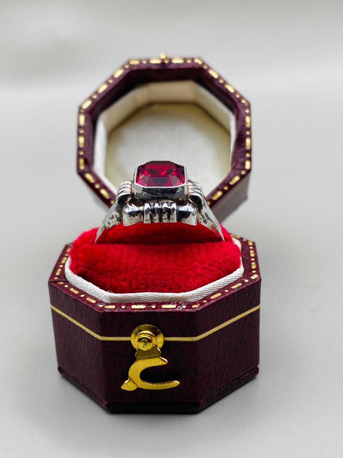 Bague vintage 835 en argent et poinçon de maître, pierre rouge décorative