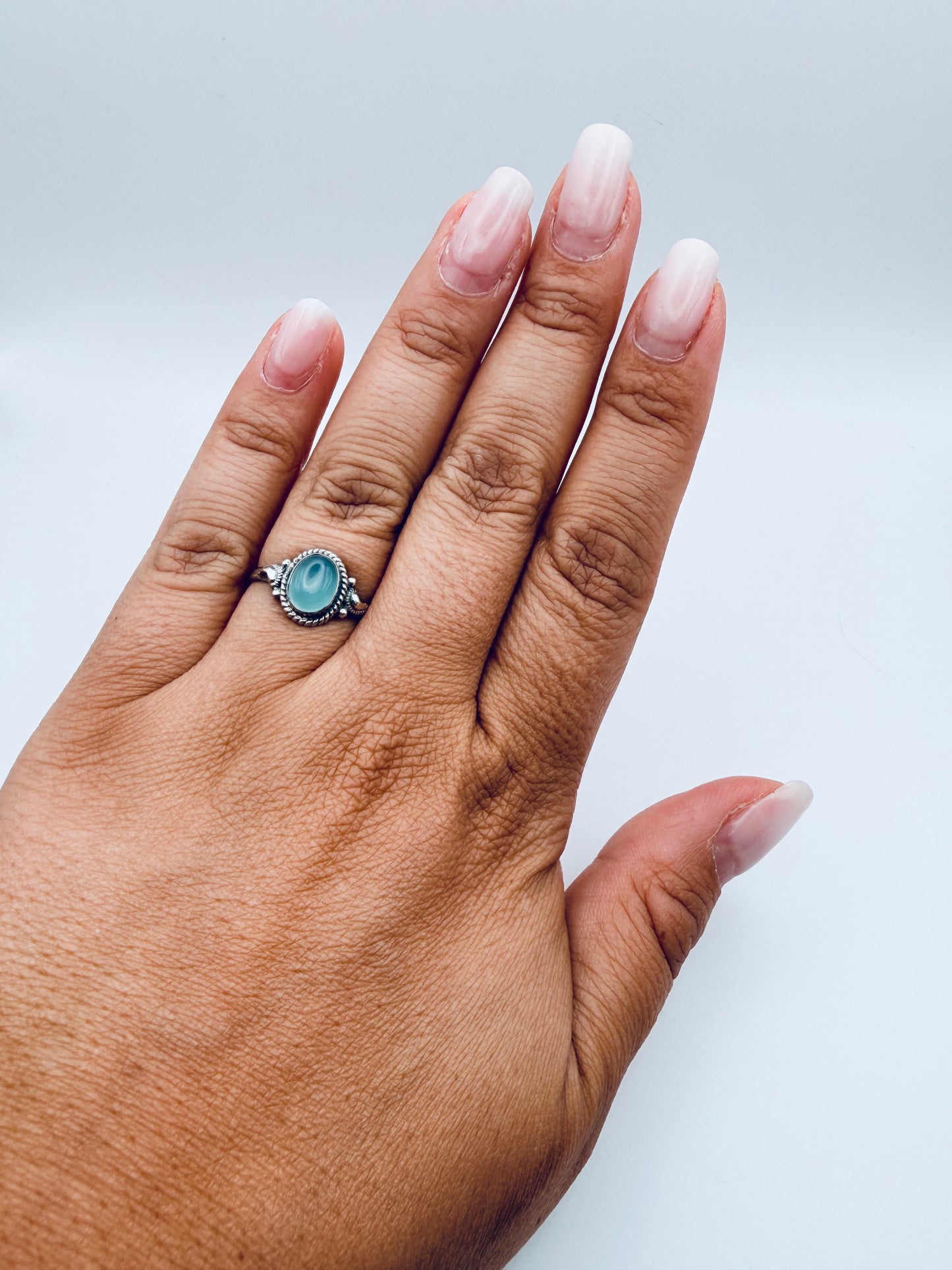 Bague vintage en argent et pierre bleu céladon