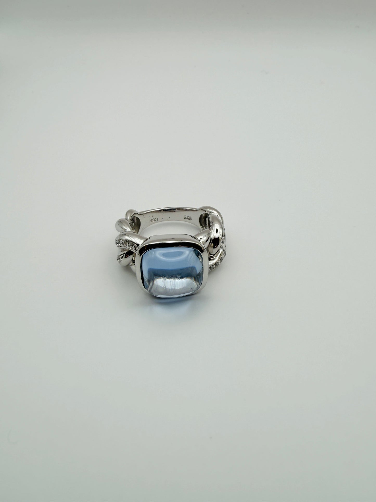 Bague contemporaine en argent 925 et topaze bleue