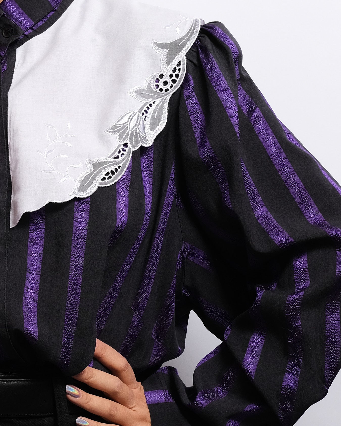 Chemisier Vintage Années 80 – Rayures Violet & Noir, Col Brodé