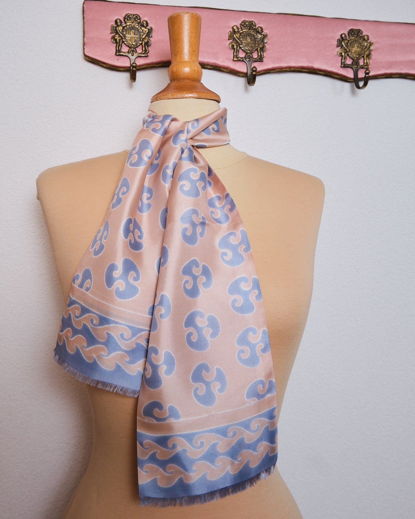 Grand foulard vintage en polyester satiné