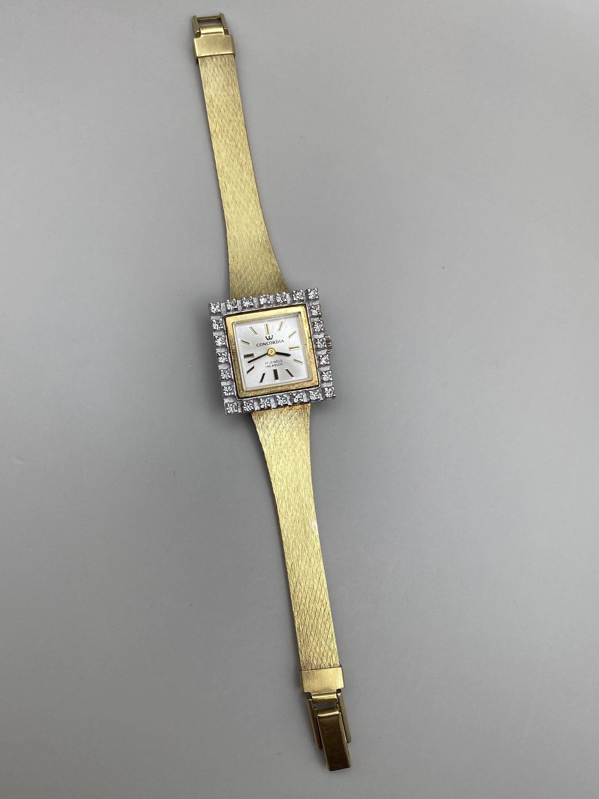 Montre bracelet de dame, le boitier en or jaune 18K (750°/00), le Montre bracelet de dame, le boitier en or jaune 18K (750°/00), le