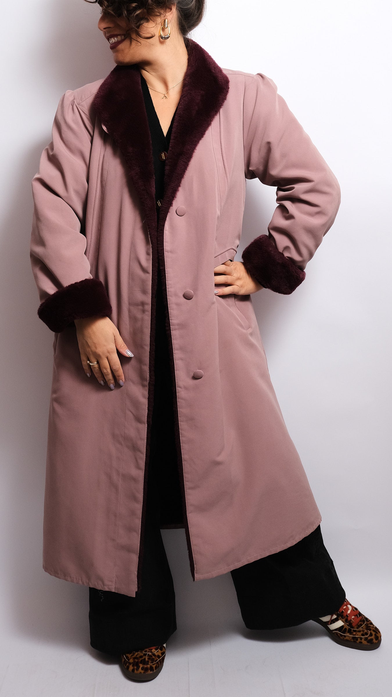 Manteau long vintage Claude Havrey Paris – Rose poudré & fourrure synthétique bordeaux (années 80/90)