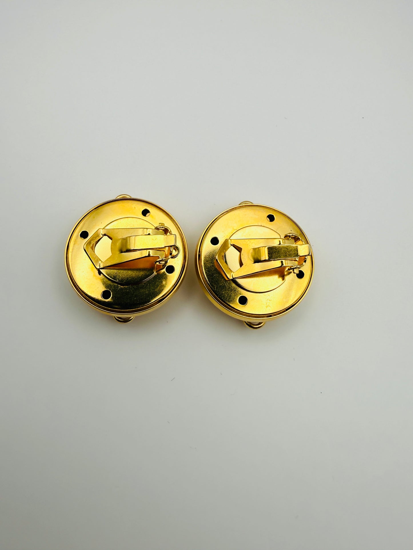 Boucles d’oreilles vintage motif char antique doré et argenté
