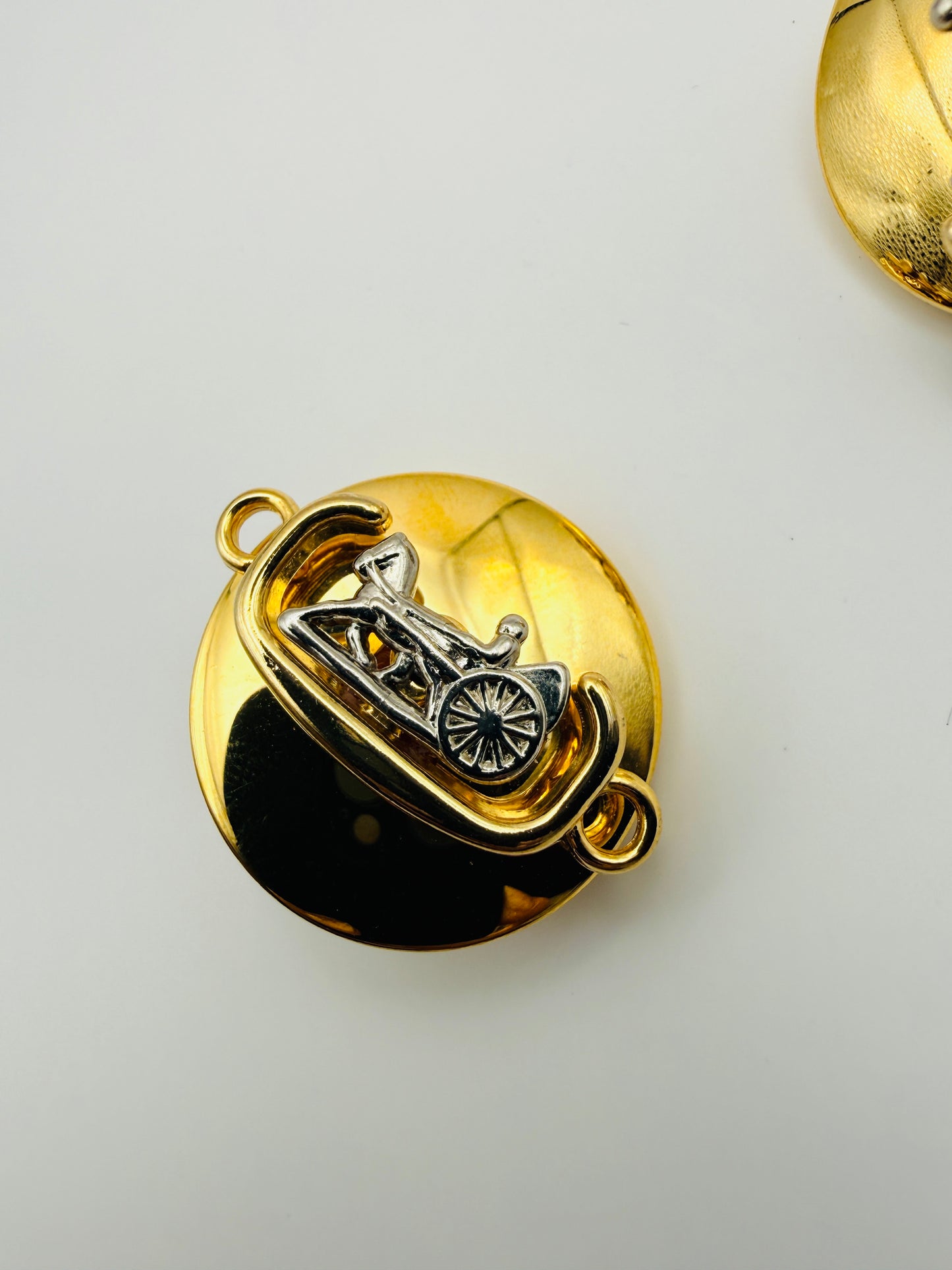 Boucles d’oreilles vintage motif char antique doré et argenté