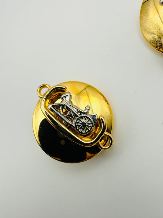 Boucles d’oreilles vintage motif char antique doré et argenté