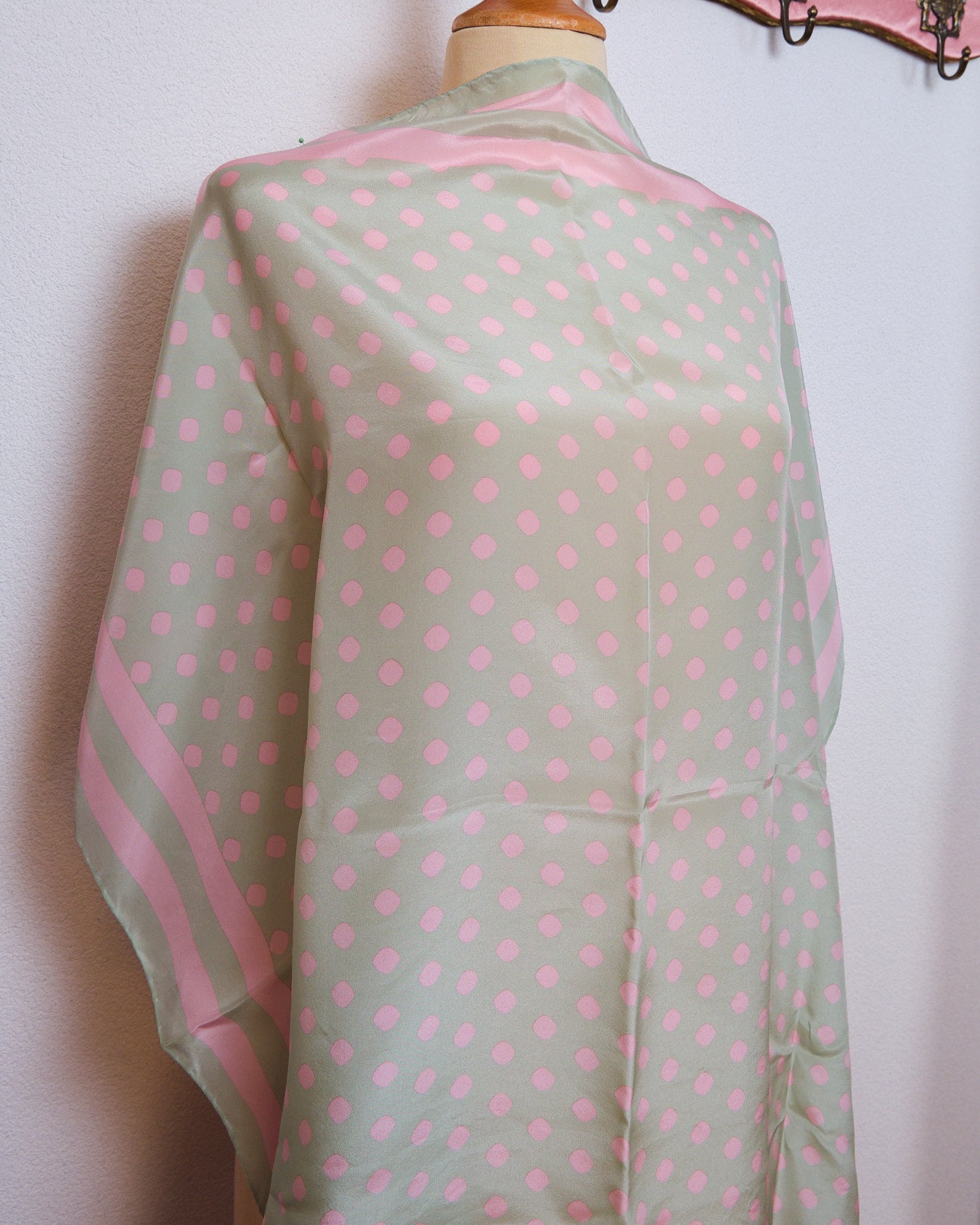 Grand foulard vintage en soie signé David Hayes