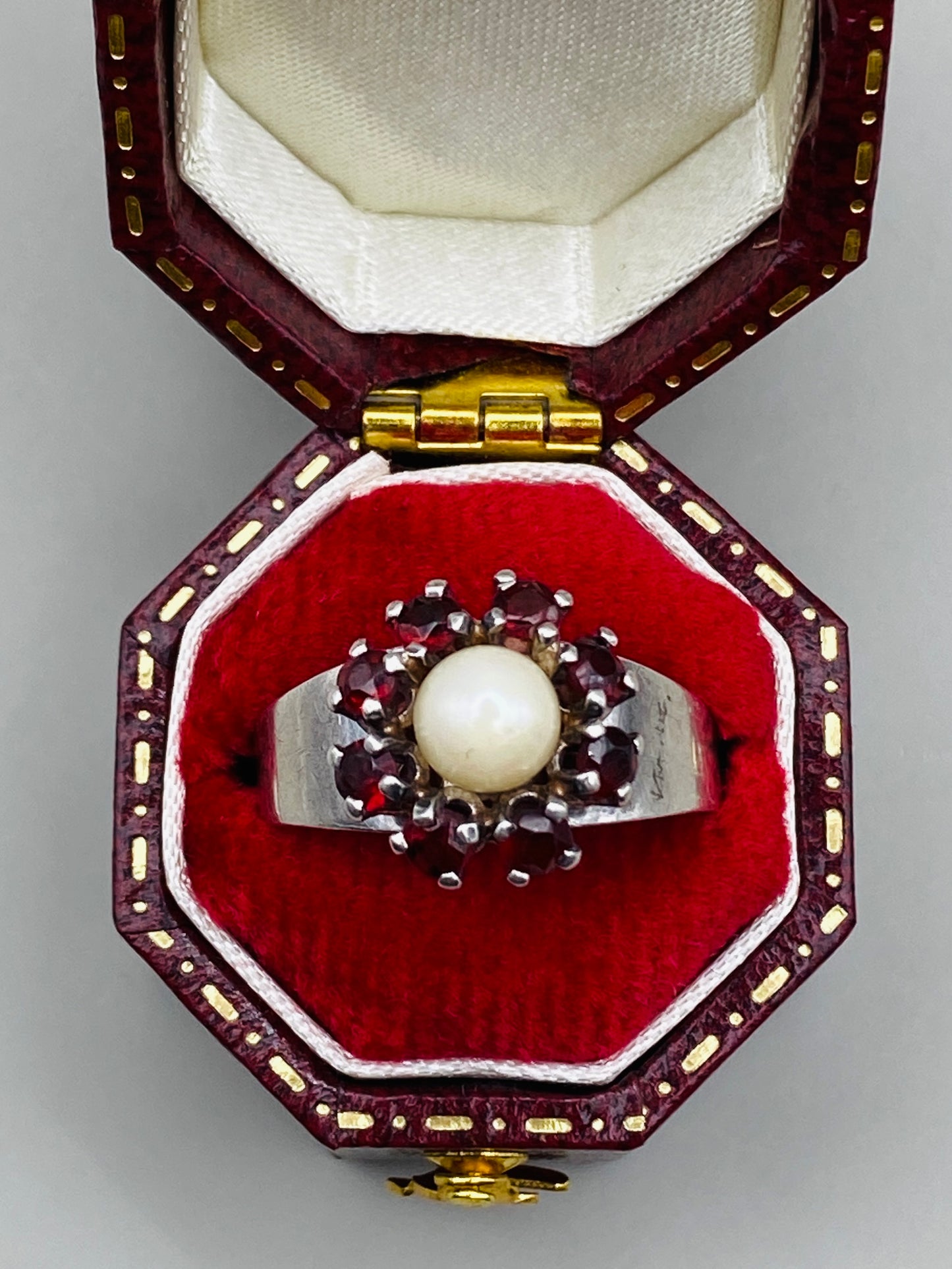 Vintage ring in 835 silver, genuine pearl &amp; garnets