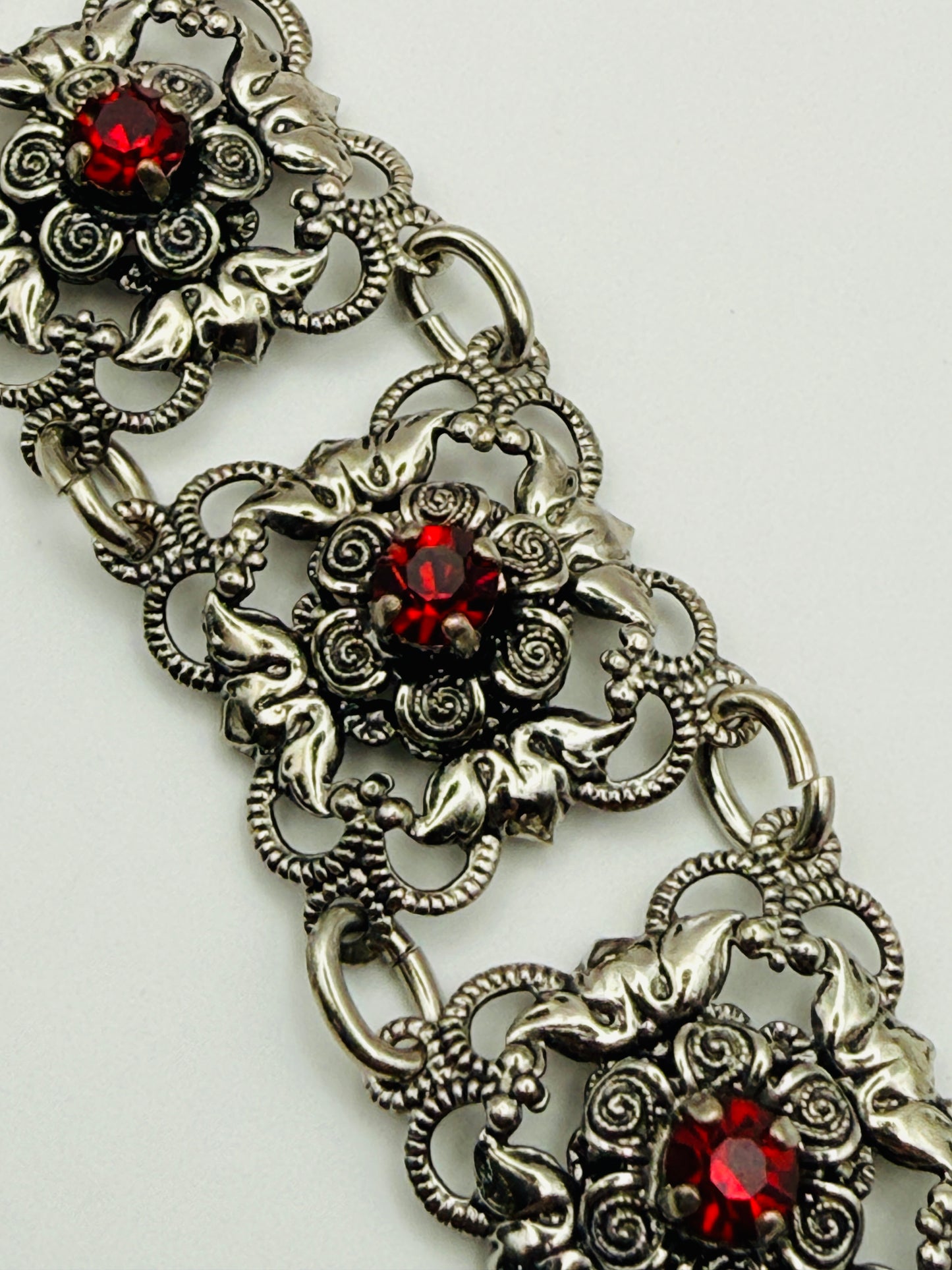 Bracelet vintage esprit grenat argenté