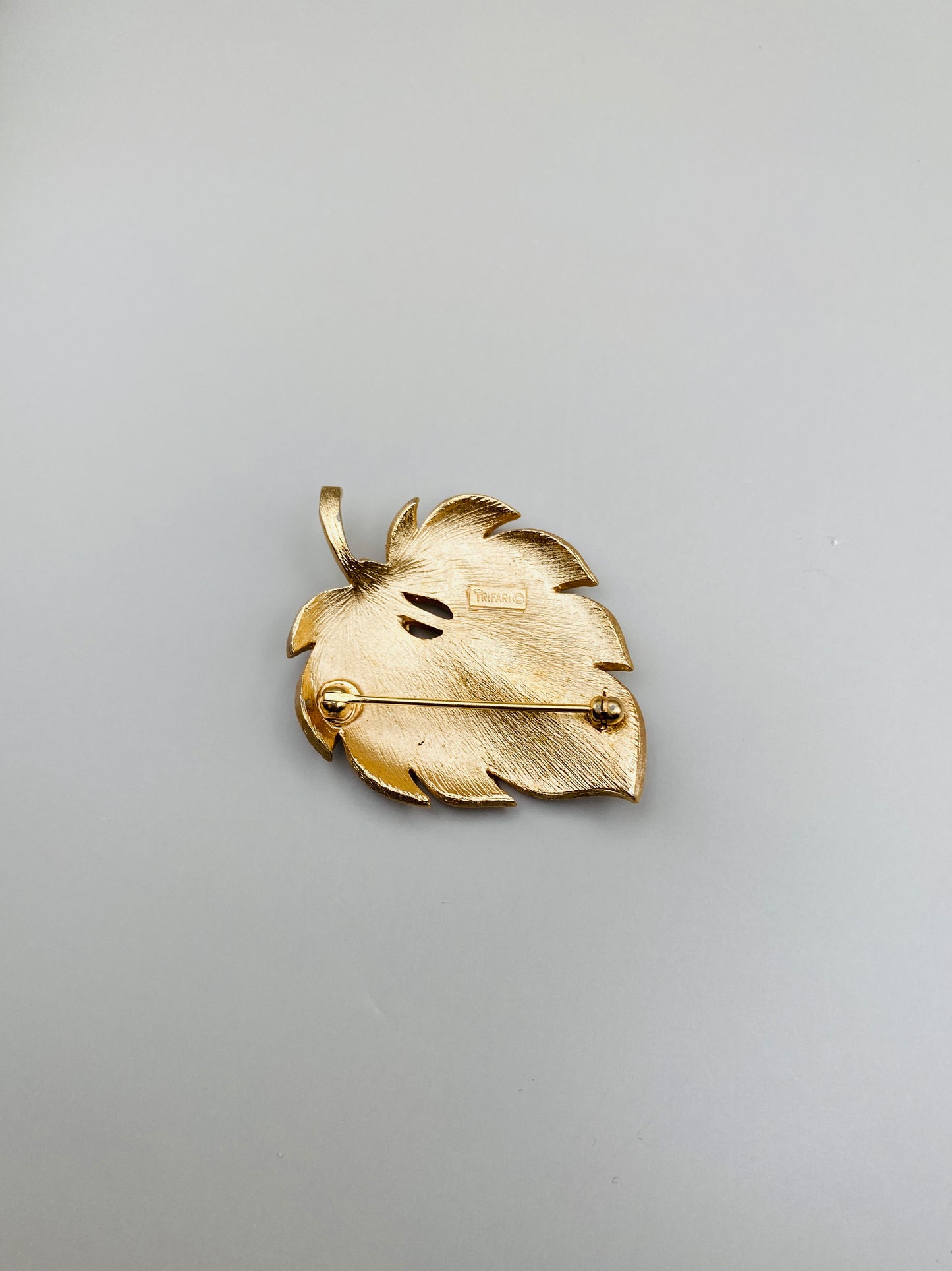 Vintage Trifari brooch – Textured gold leaf (new)