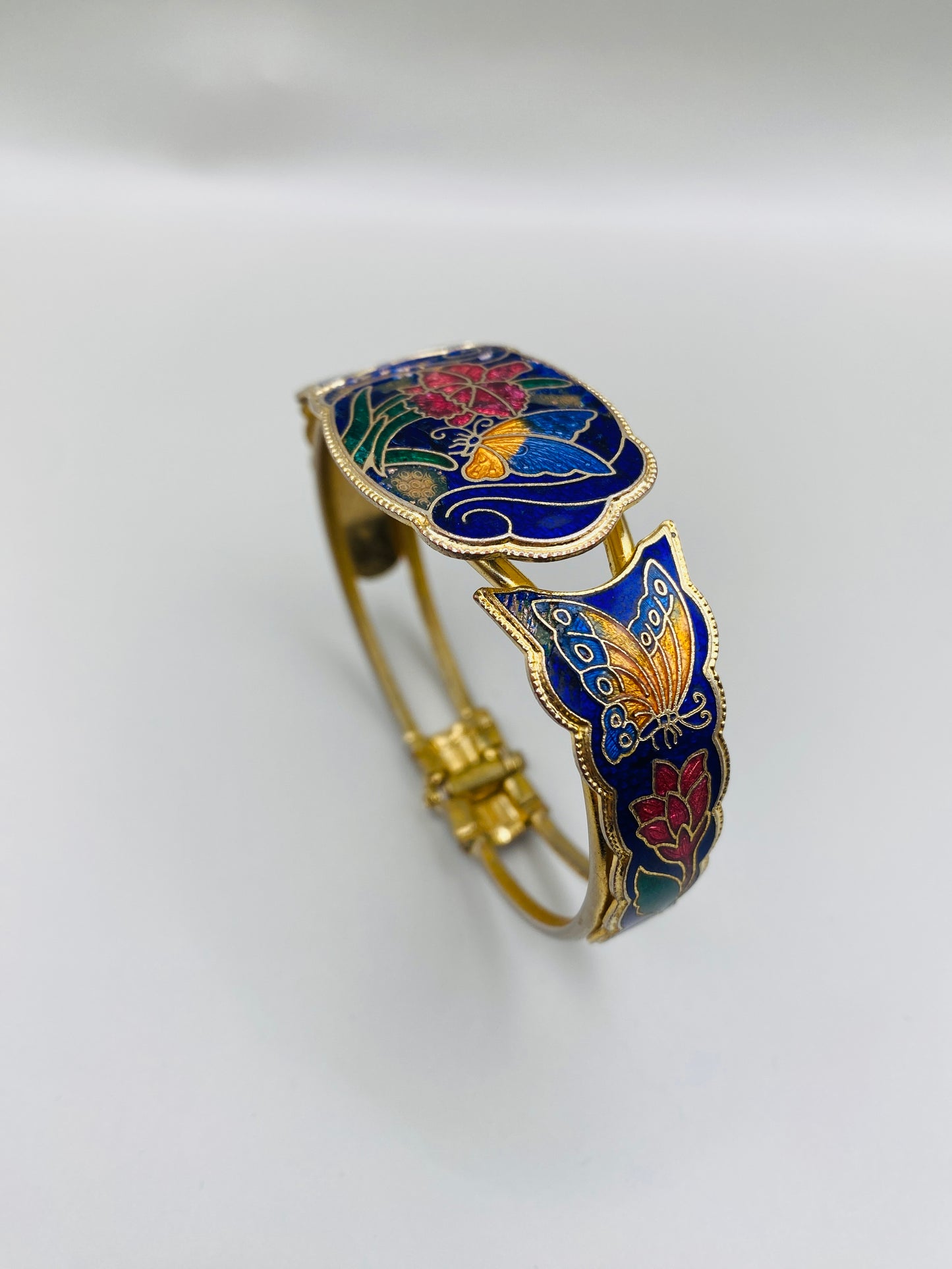 Bracelet manchette vintage en émail cloisonné – motif floral & papillon