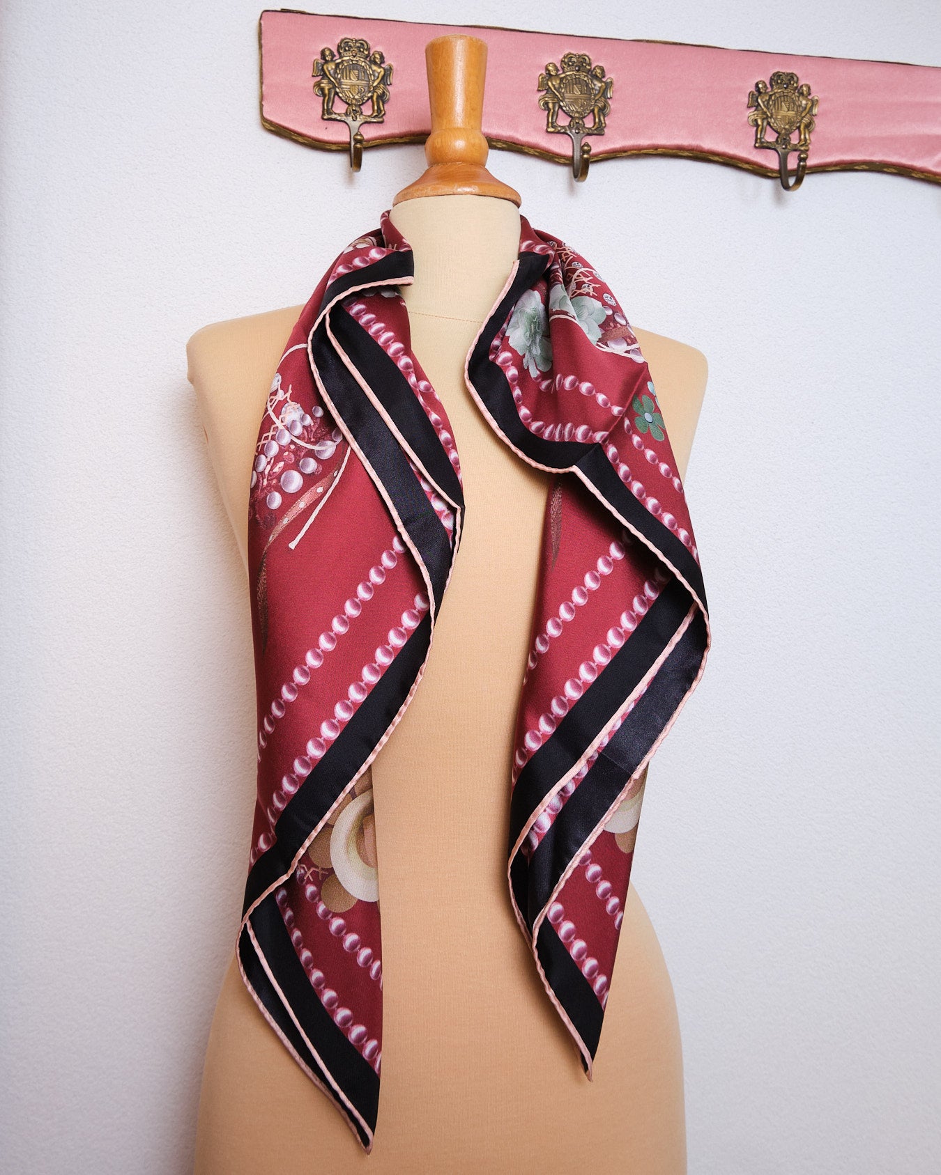 Grand foulard en soie signé Vakko Collection