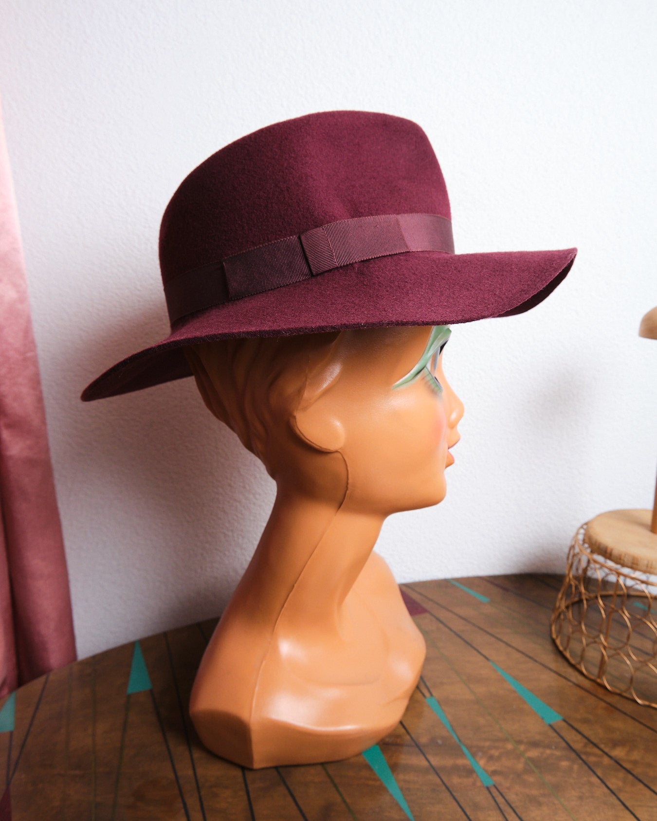 Chapeau vintage bordeaux à larges bords