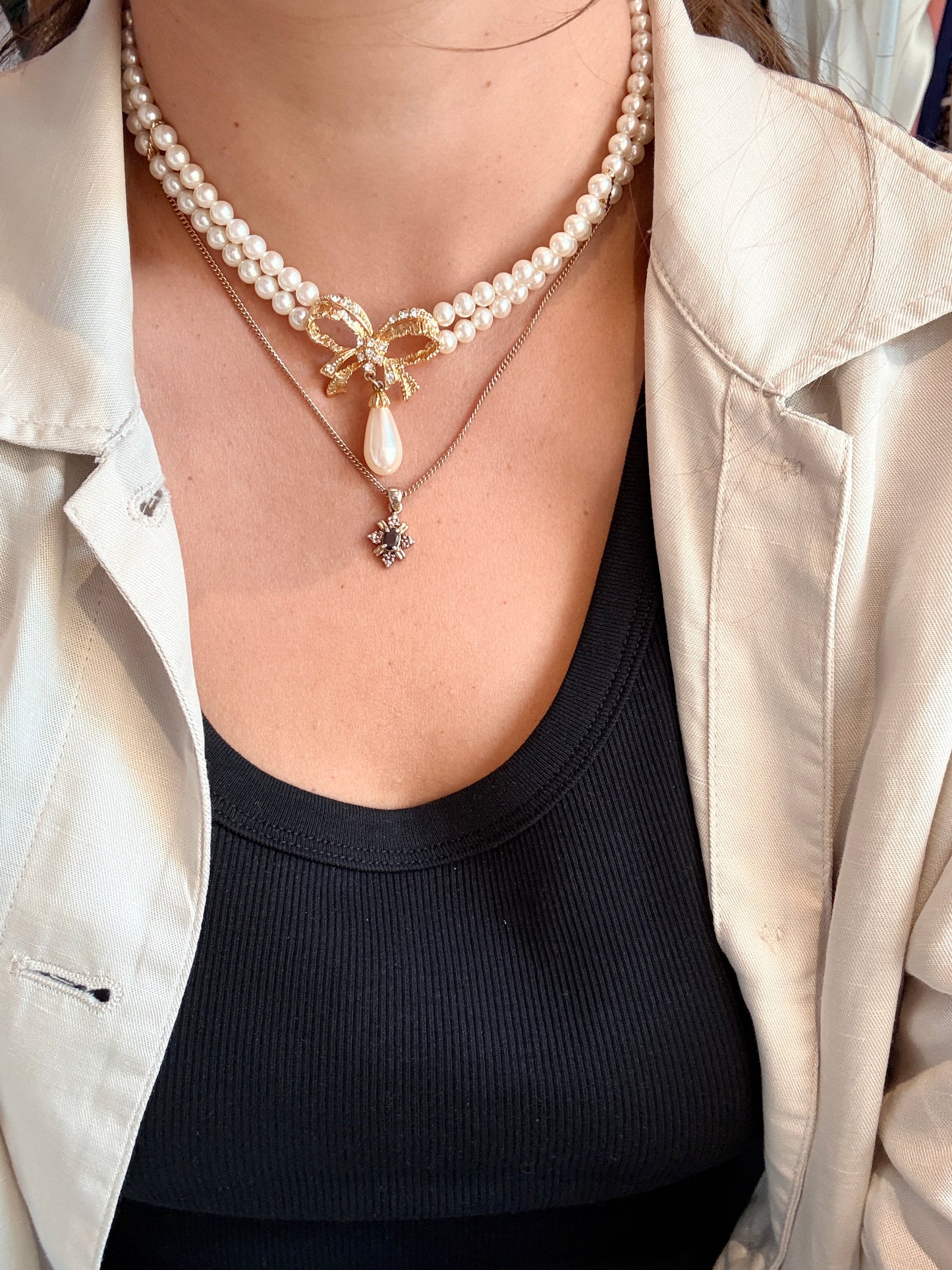 Collier vintage double rang de perles nacrées et nœud strassé