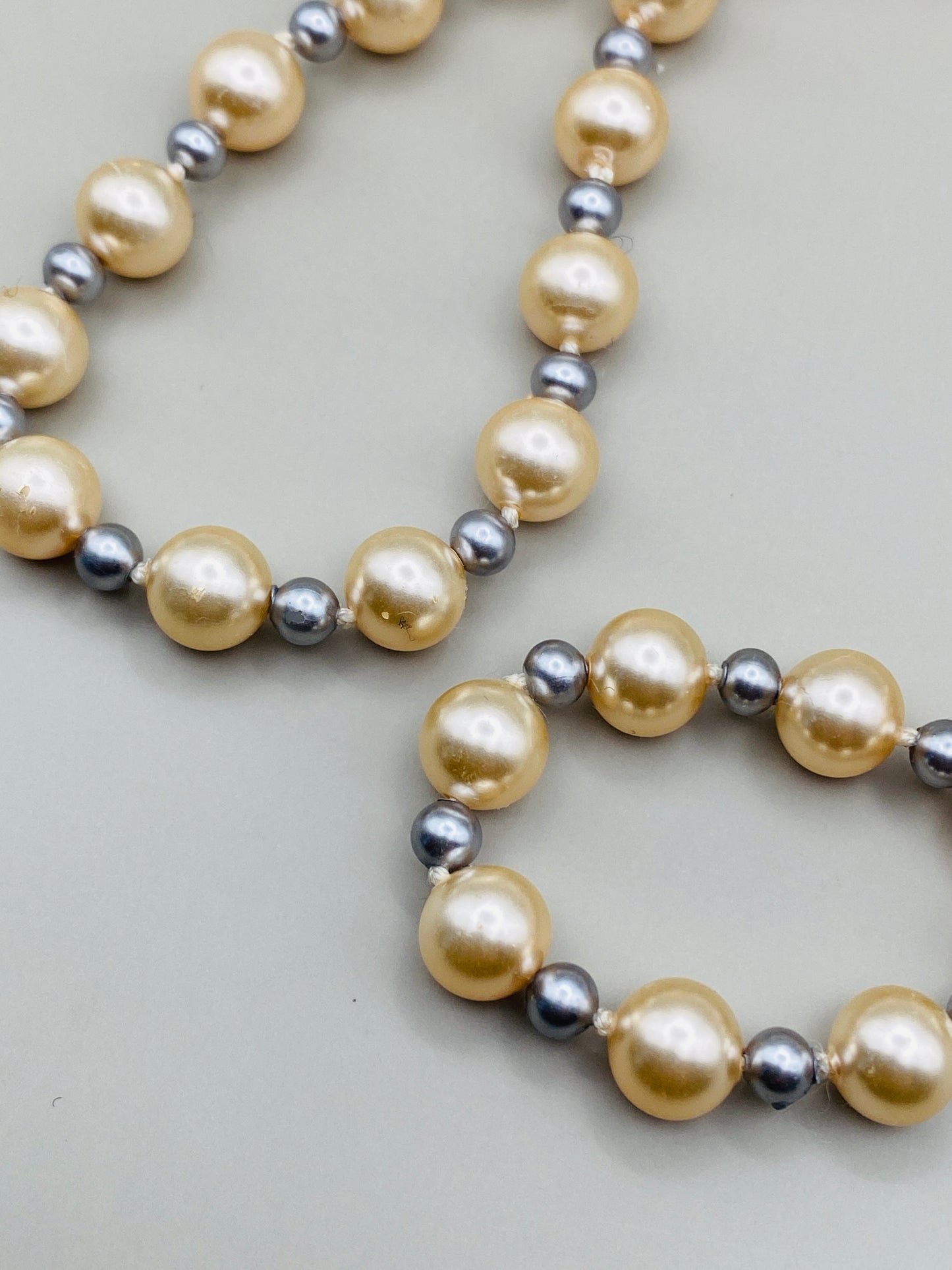 Collier vintage de perles fantaisie en verre – perles ivoire et gris perle