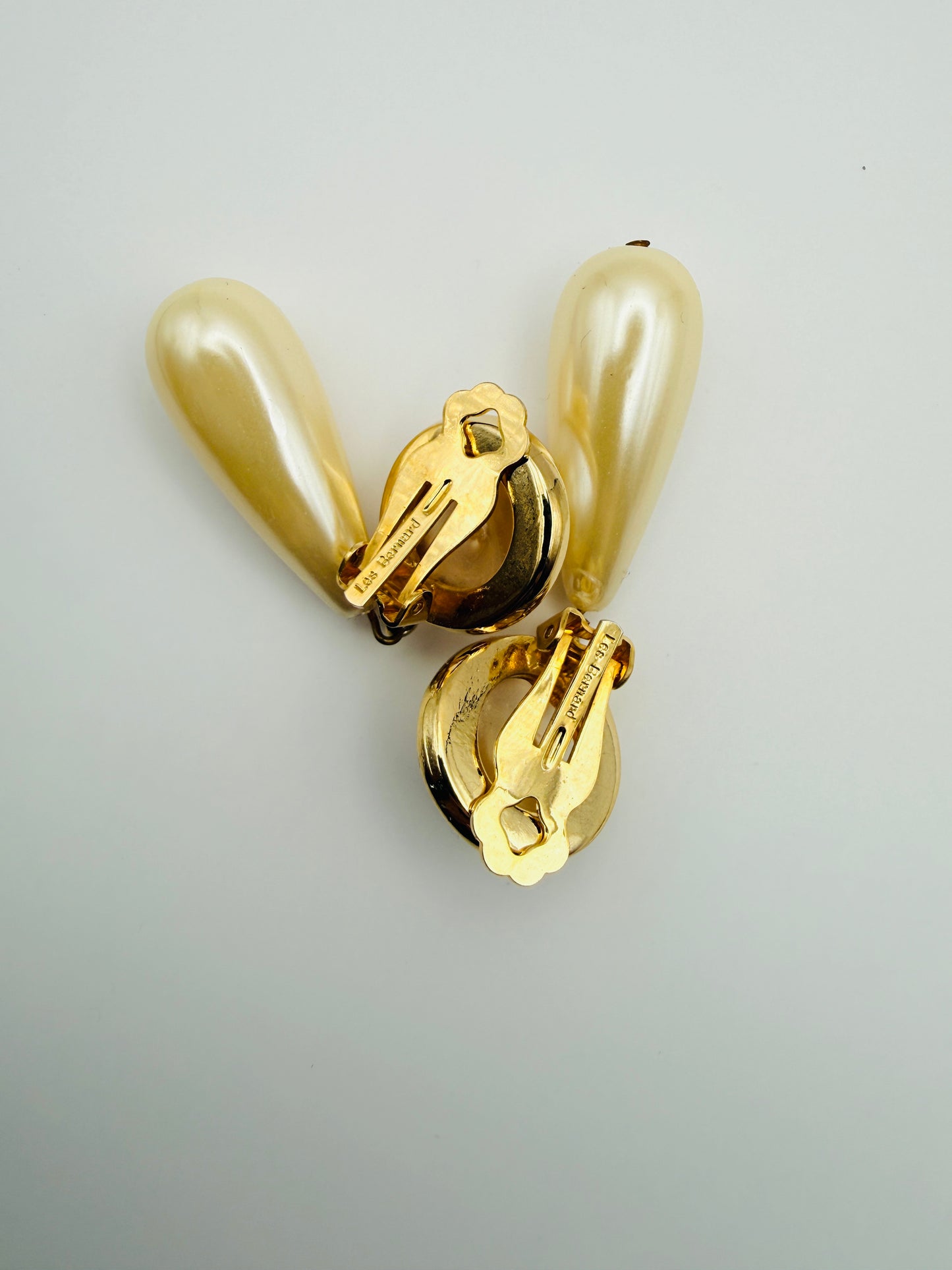 Boucles d’oreilles clips vintage Les Bernard perles nacrées pendantes