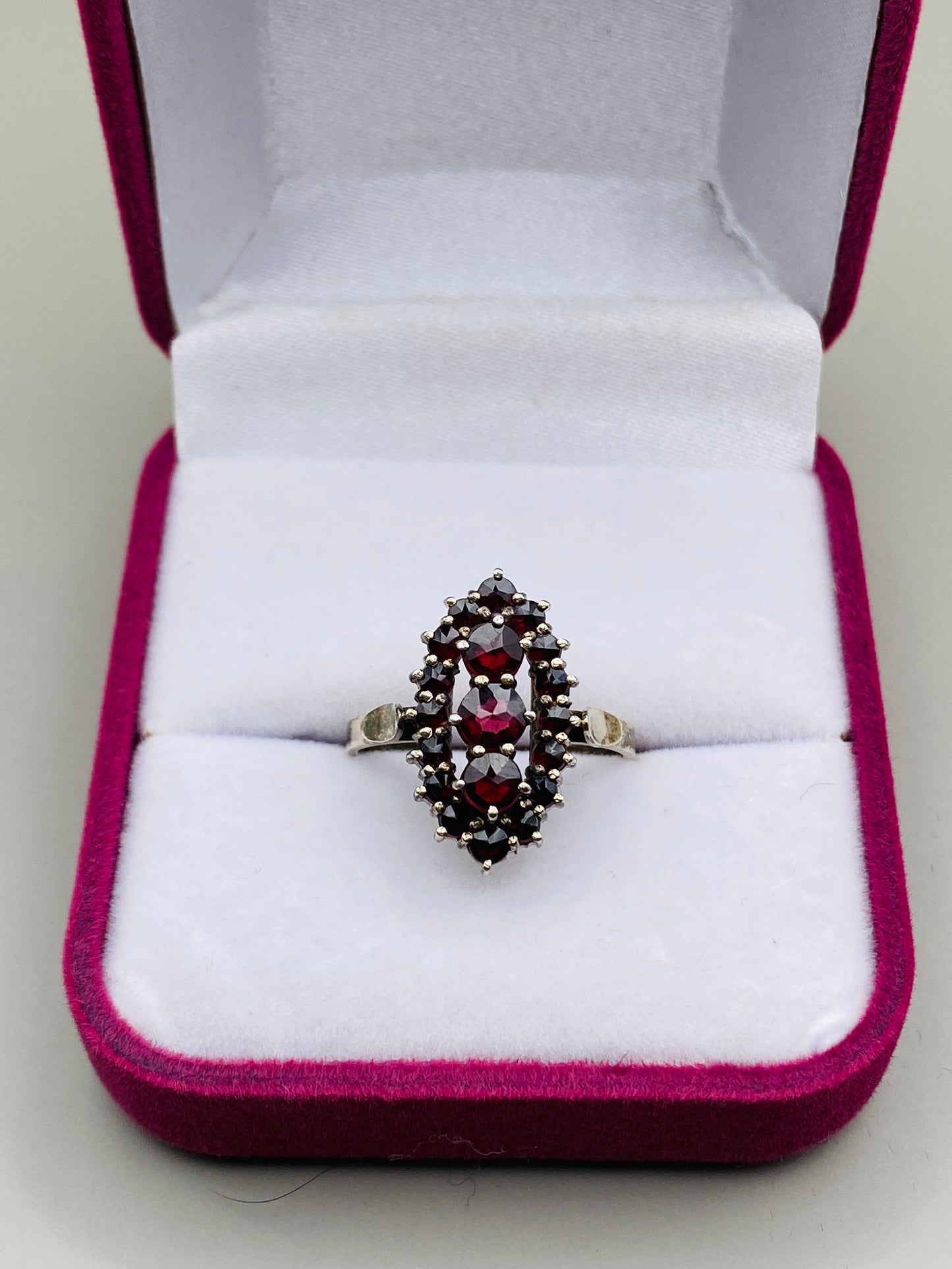 Bague allongée vintage grenats, monture argent 800 Plaquée or