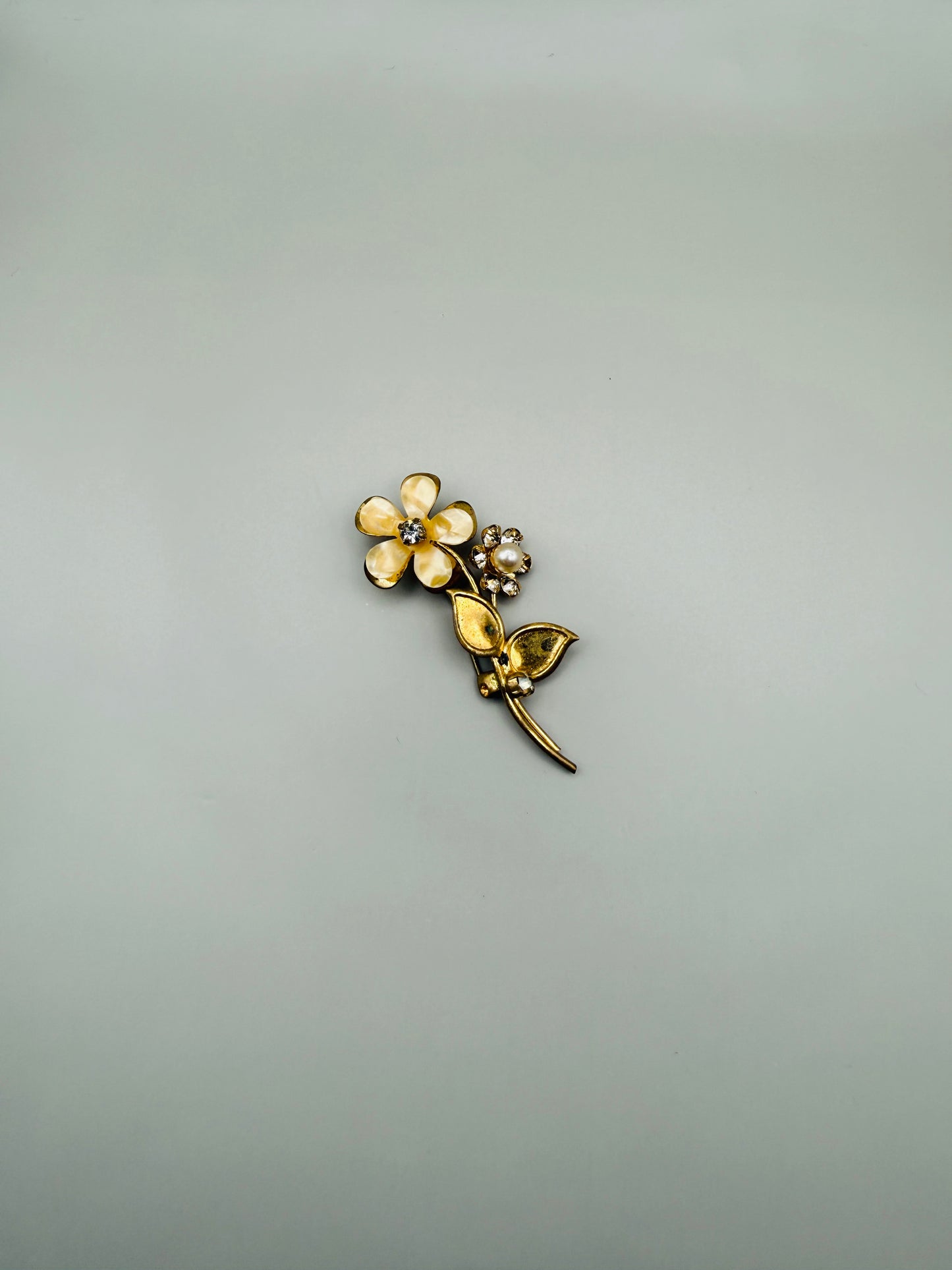 Broche vintage fleur nacrée & strass – esprit romantique