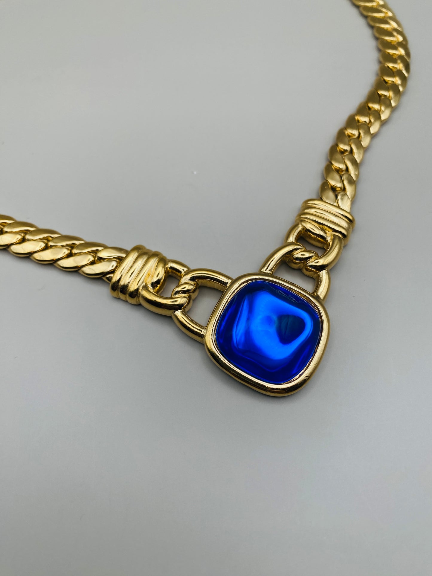 Ensemble vintage Trifari – Collier & boucles d’oreilles, bleu cobalt neuf