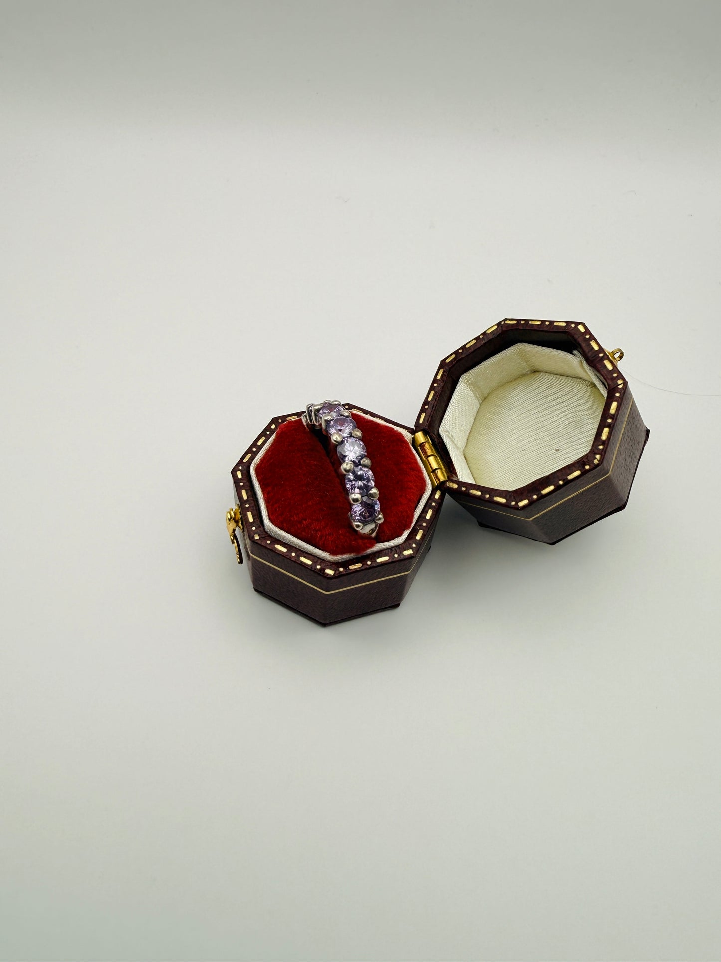 Bague rivière en argent 925 et pierres violettes