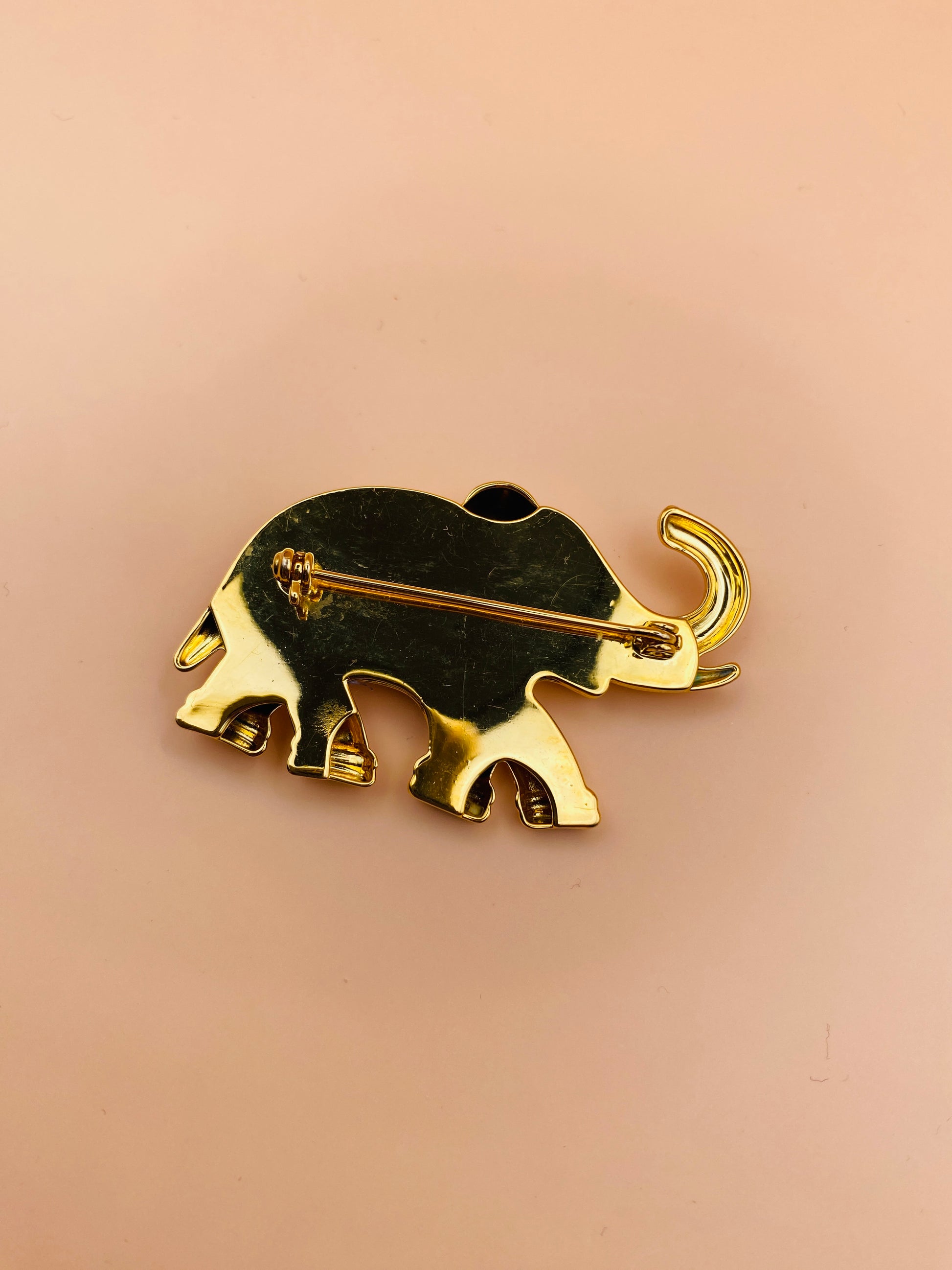 Broche Éléphant Magnétique Dorée avec Motifs Floraux - Bijou Fantaisie 4.7cm Broche Éléphant Magnétique Dorée avec Motifs Floraux - Bijou Fantaisie 4.7cm