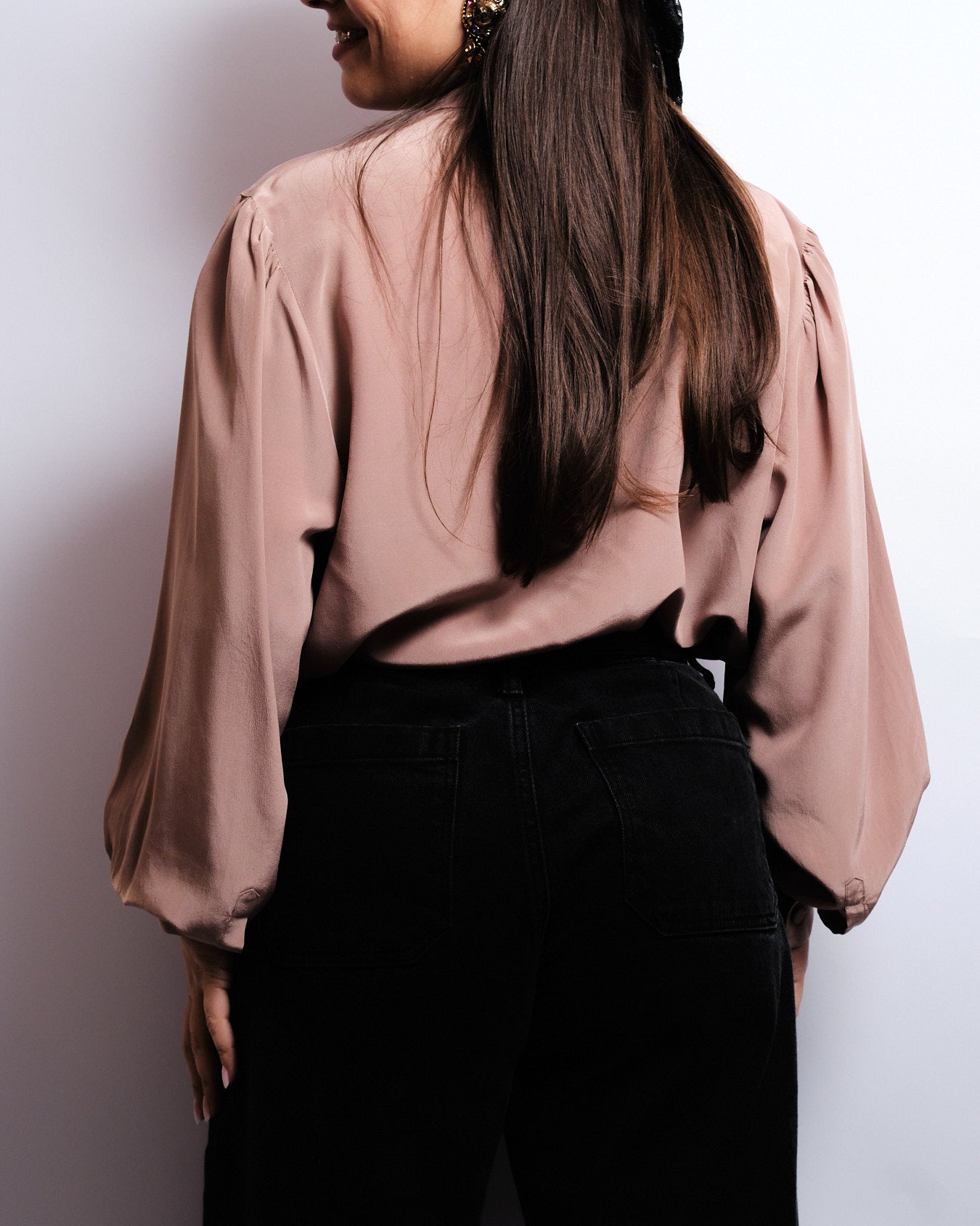 Vintage 70s silk blouse – flowy pussy-bow and timeless style