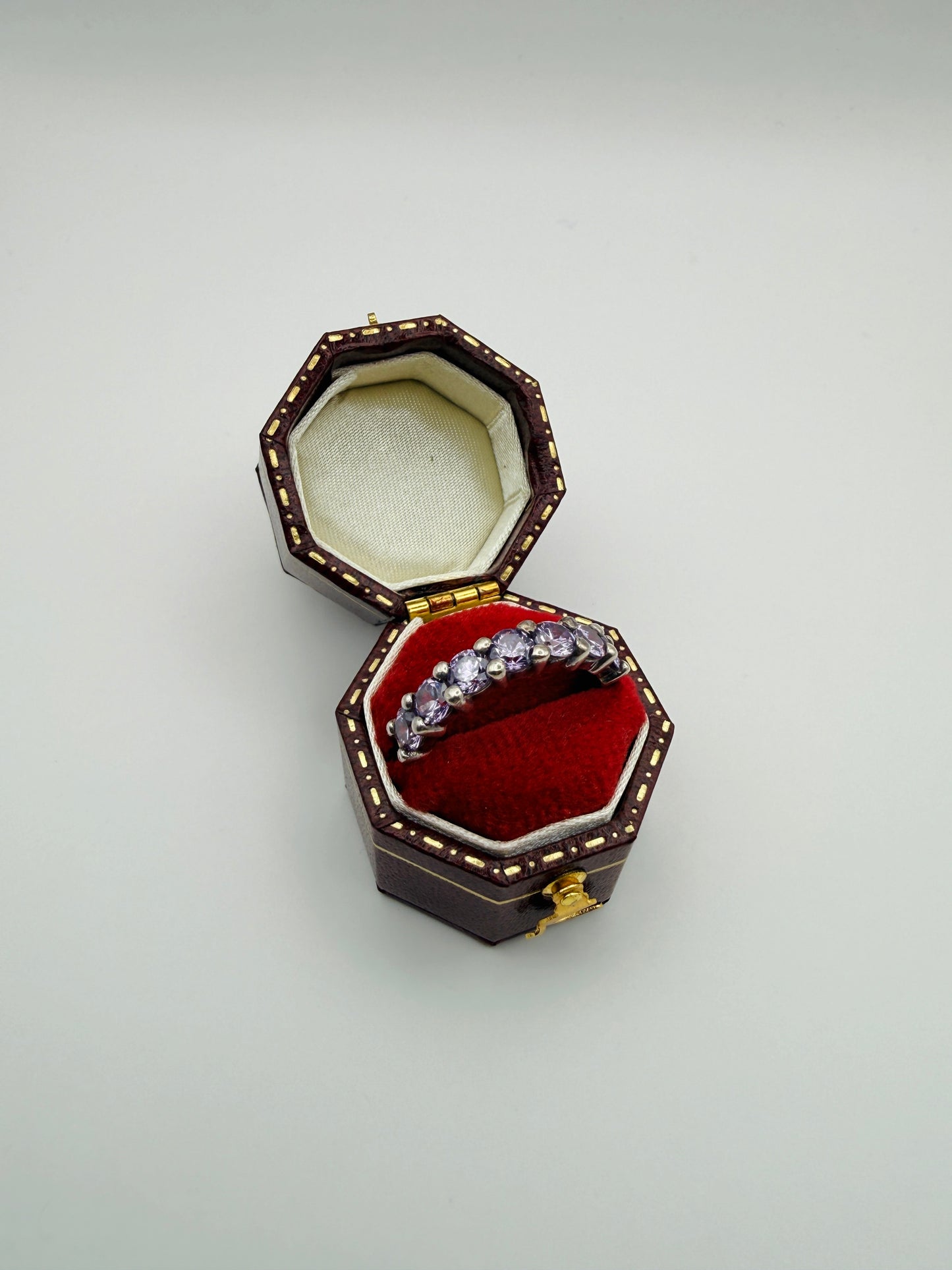 Bague rivière en argent 925 et pierres violettes