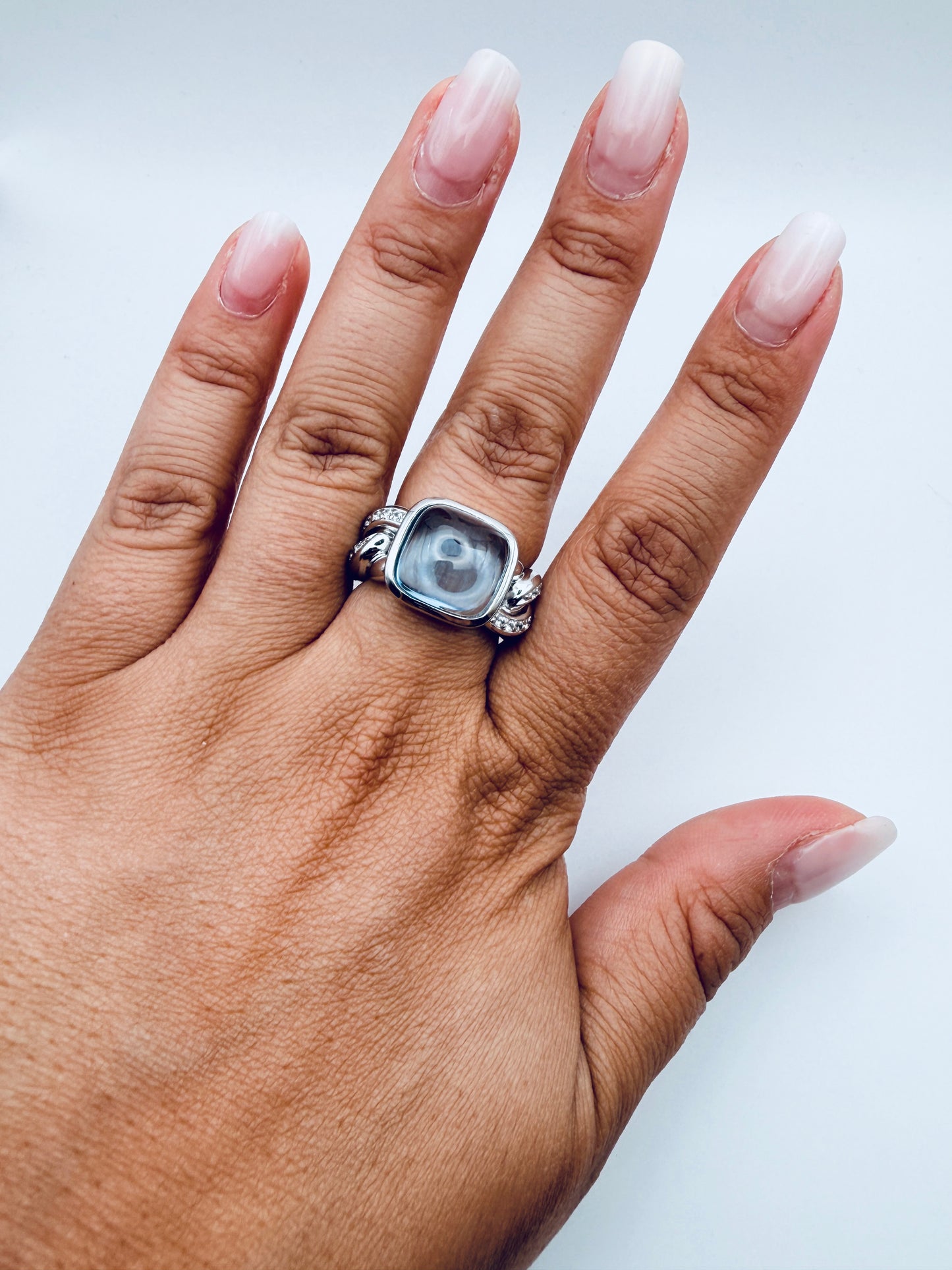 Bague contemporaine en argent 925 et topaze bleue