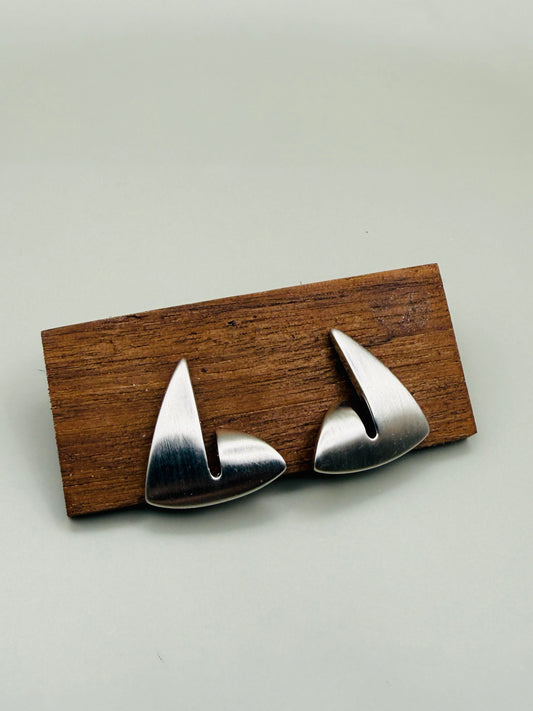 Boucles d’oreilles vintage sculpturales Pierre Lang – argenté satiné