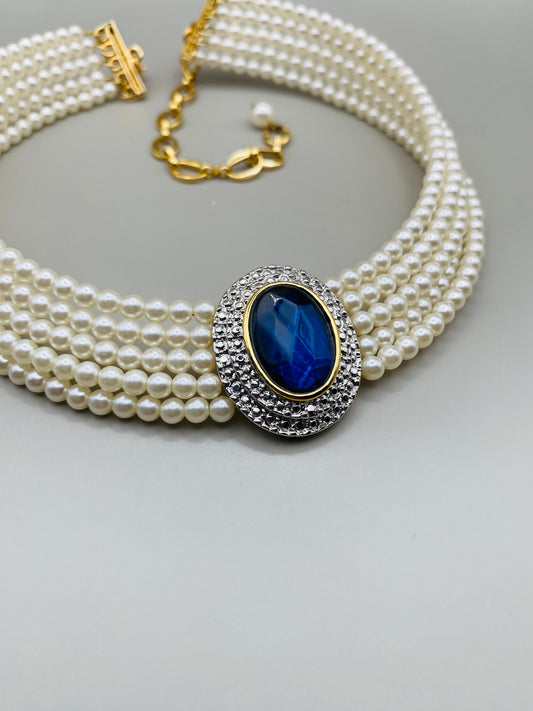 Collier vintage multi-rangs de perles fantaisie en plastique – cabochon bleu nuit