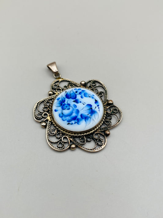 Pendentif vintage à décor floral bleu sur fond blanc – monture métal ajourée