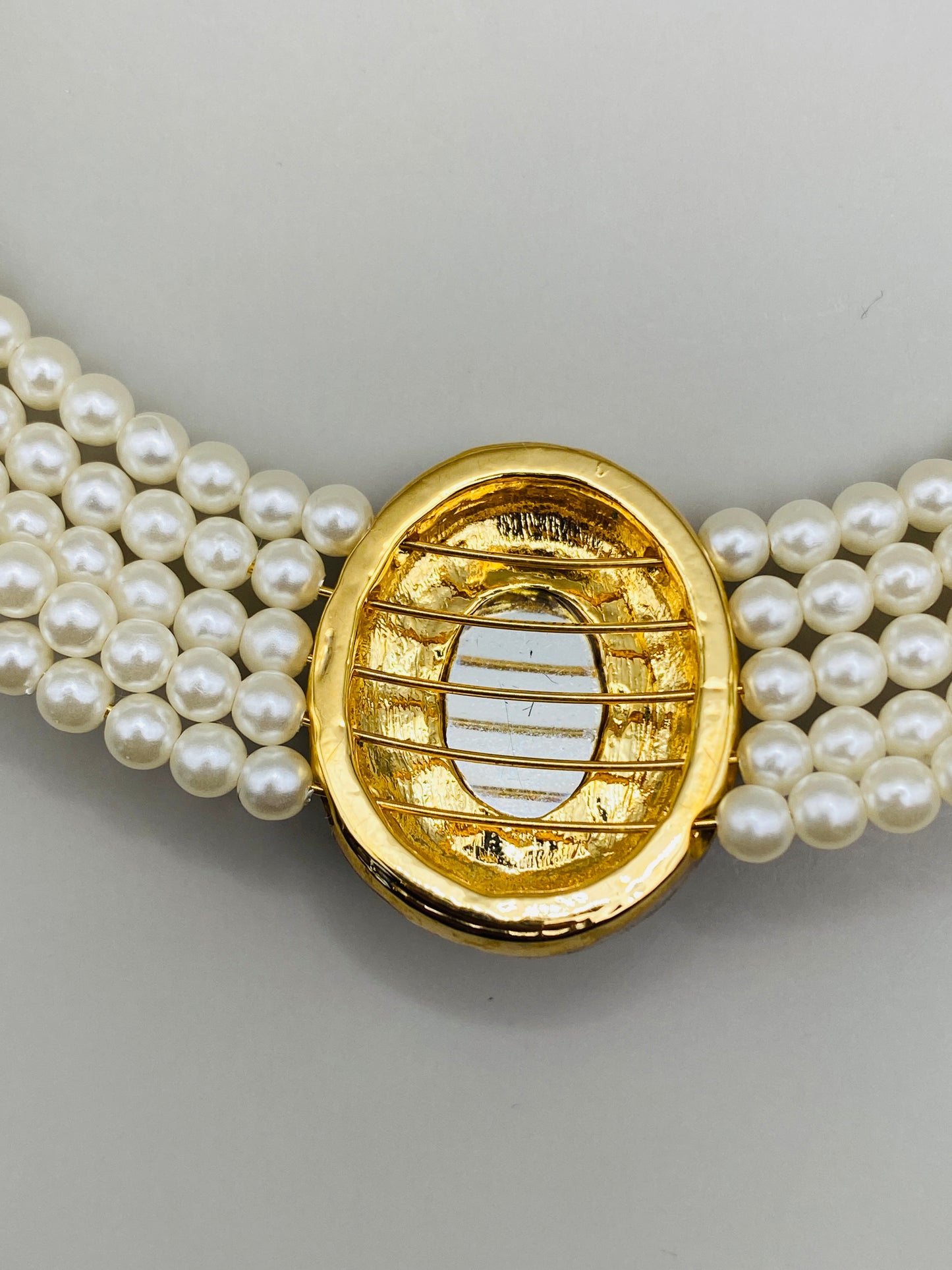 Collier vintage multi-rangs de perles fantaisie en plastique – cabochon bleu nuit