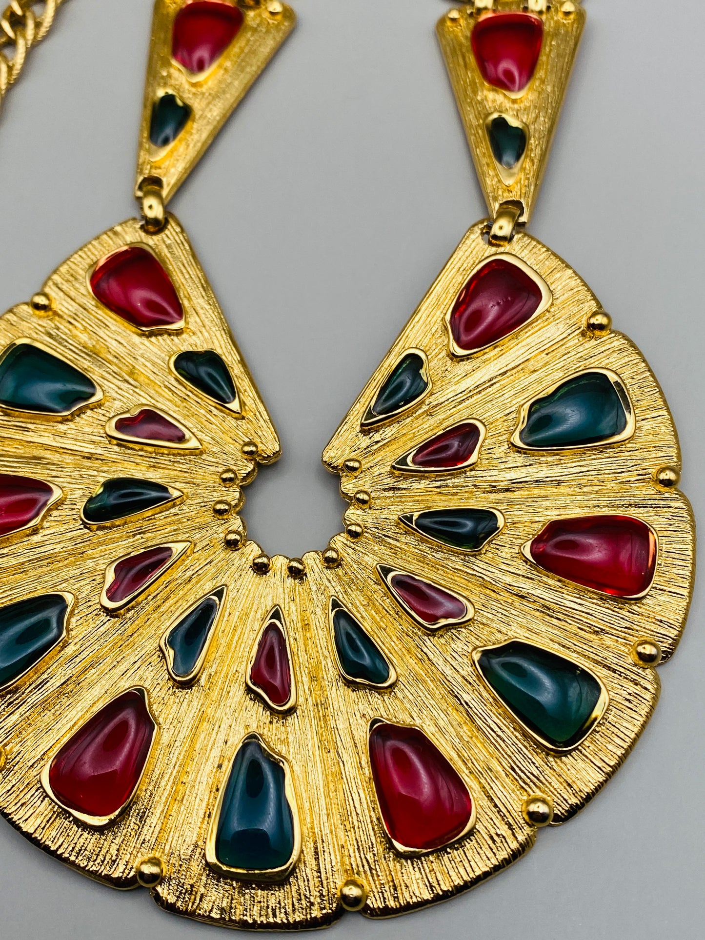 Ensemble vintage Trifari – Collier plastron & boucles d’oreilles, cabochons rouge rubis & vert émeraude (neuf)