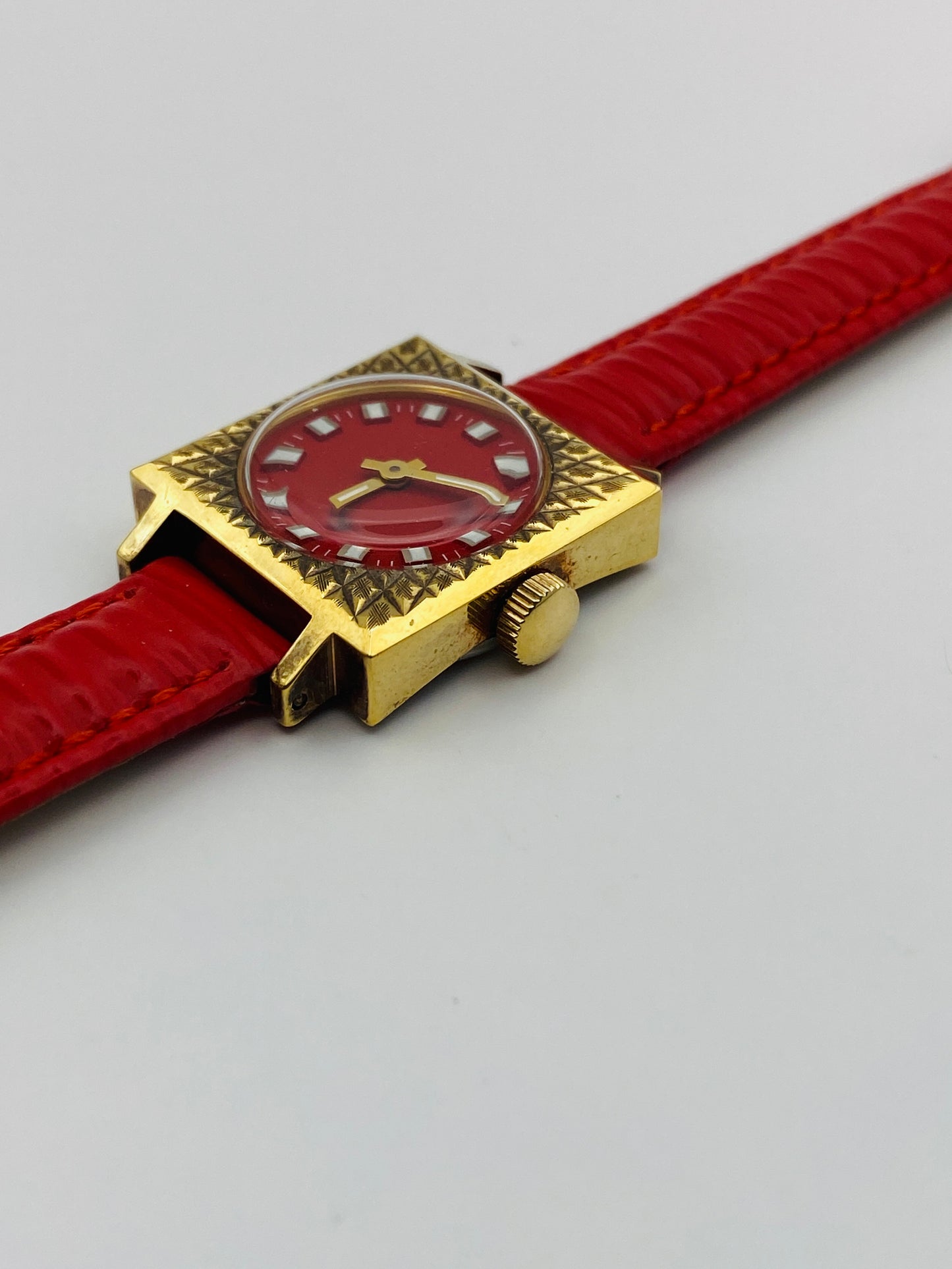 Montre vintage mécanique – New Old Stock – Bracelet Fendi en cuir neuf