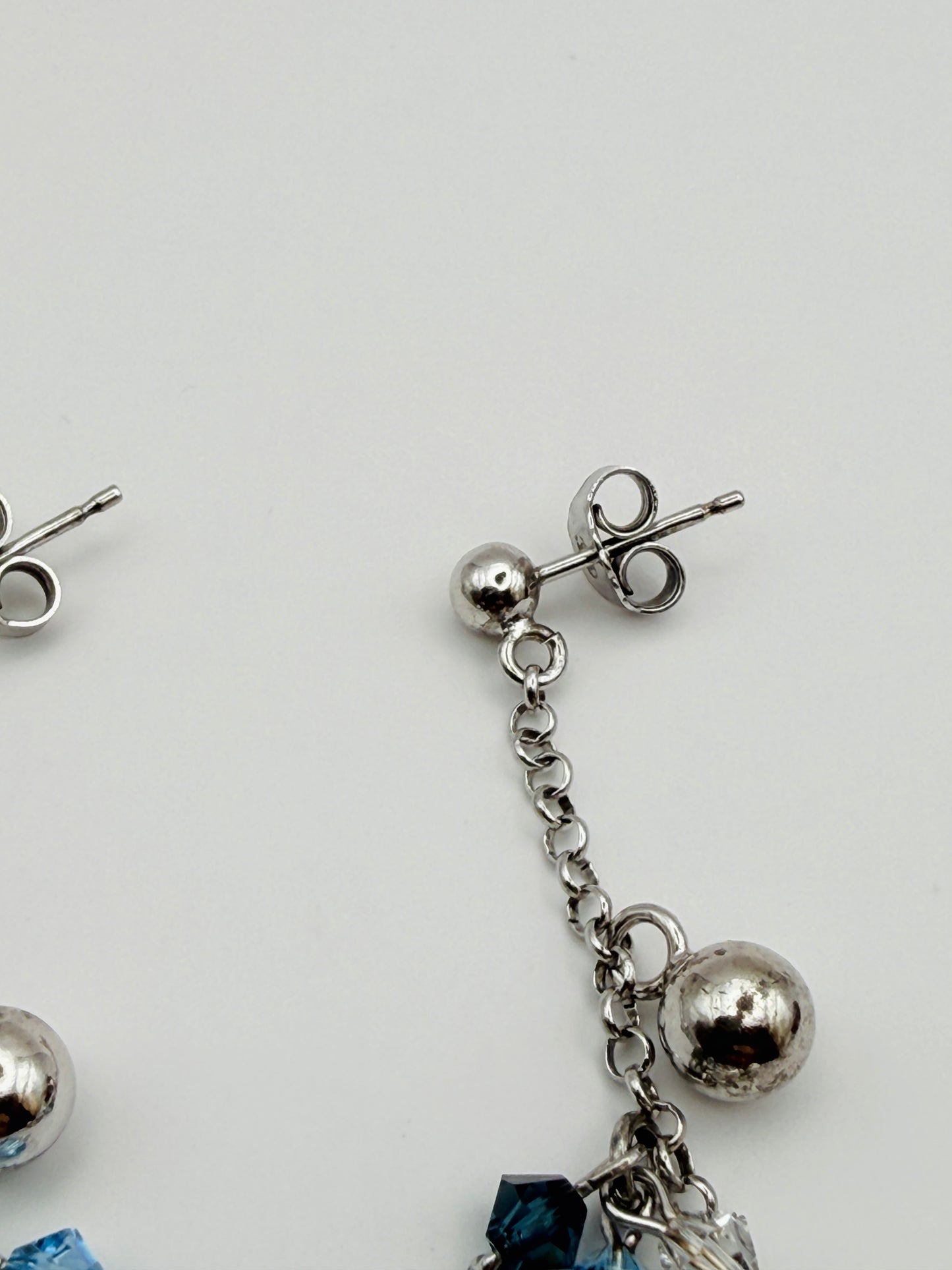 Boucles d’oreilles pendantes argent 925 et cristaux bleus