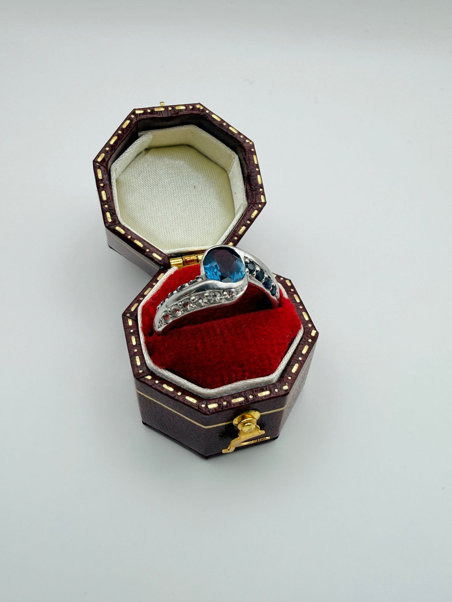 Bague argent 925, pierre bleue et oxydes