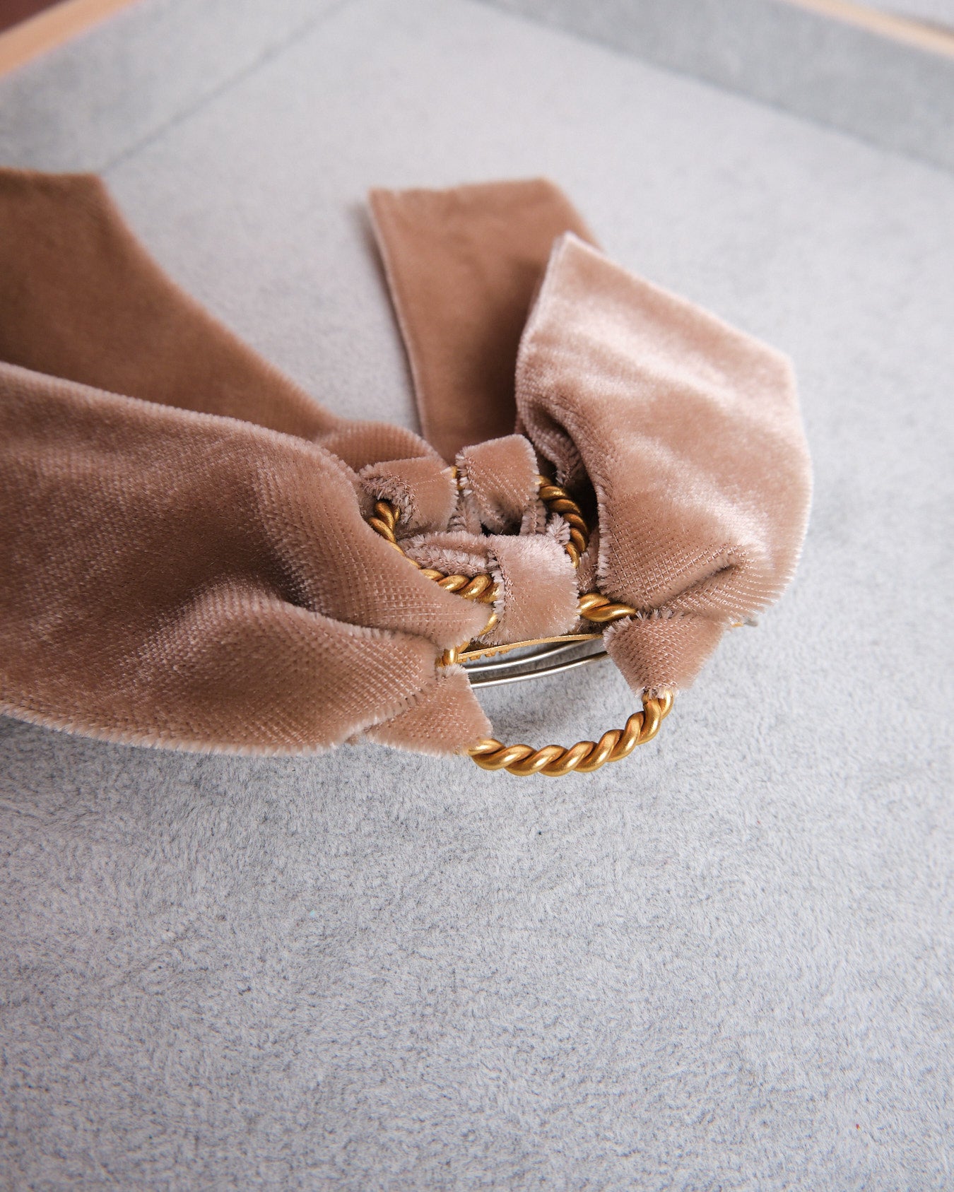 Barrette vintage en velours taupe signée Arifior Creazioni