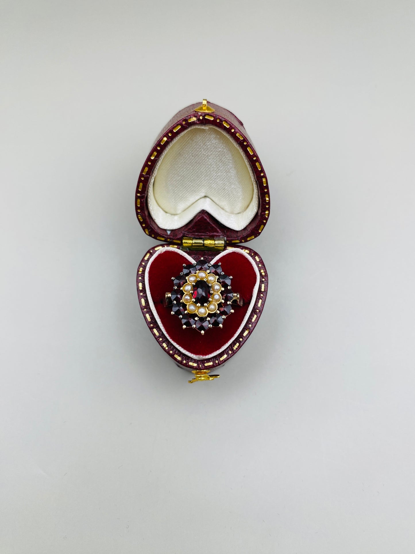 Bague ovale vintage grenats & perles, monture argent 800 Plaquée or