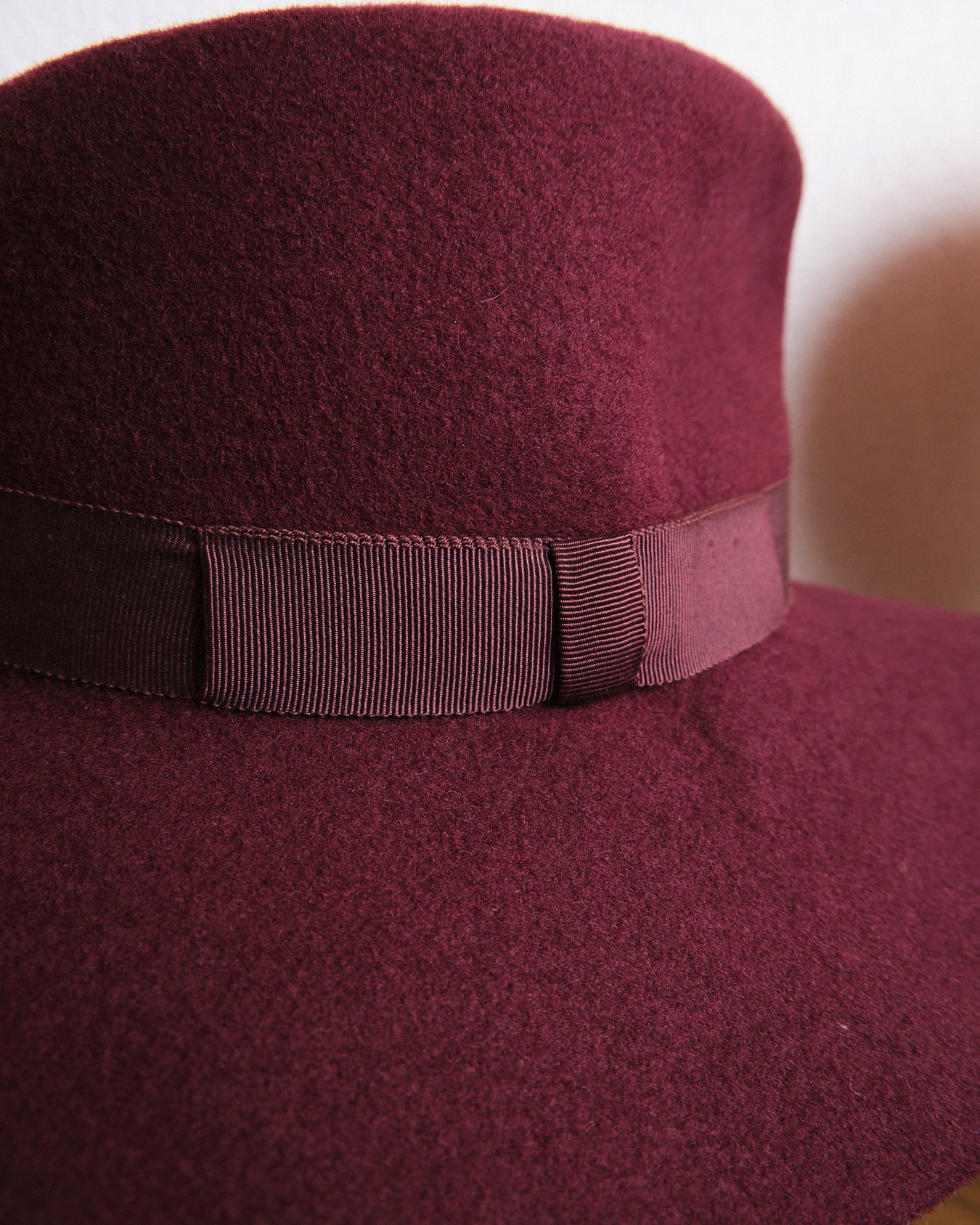 Chapeau vintage bordeaux à larges bords