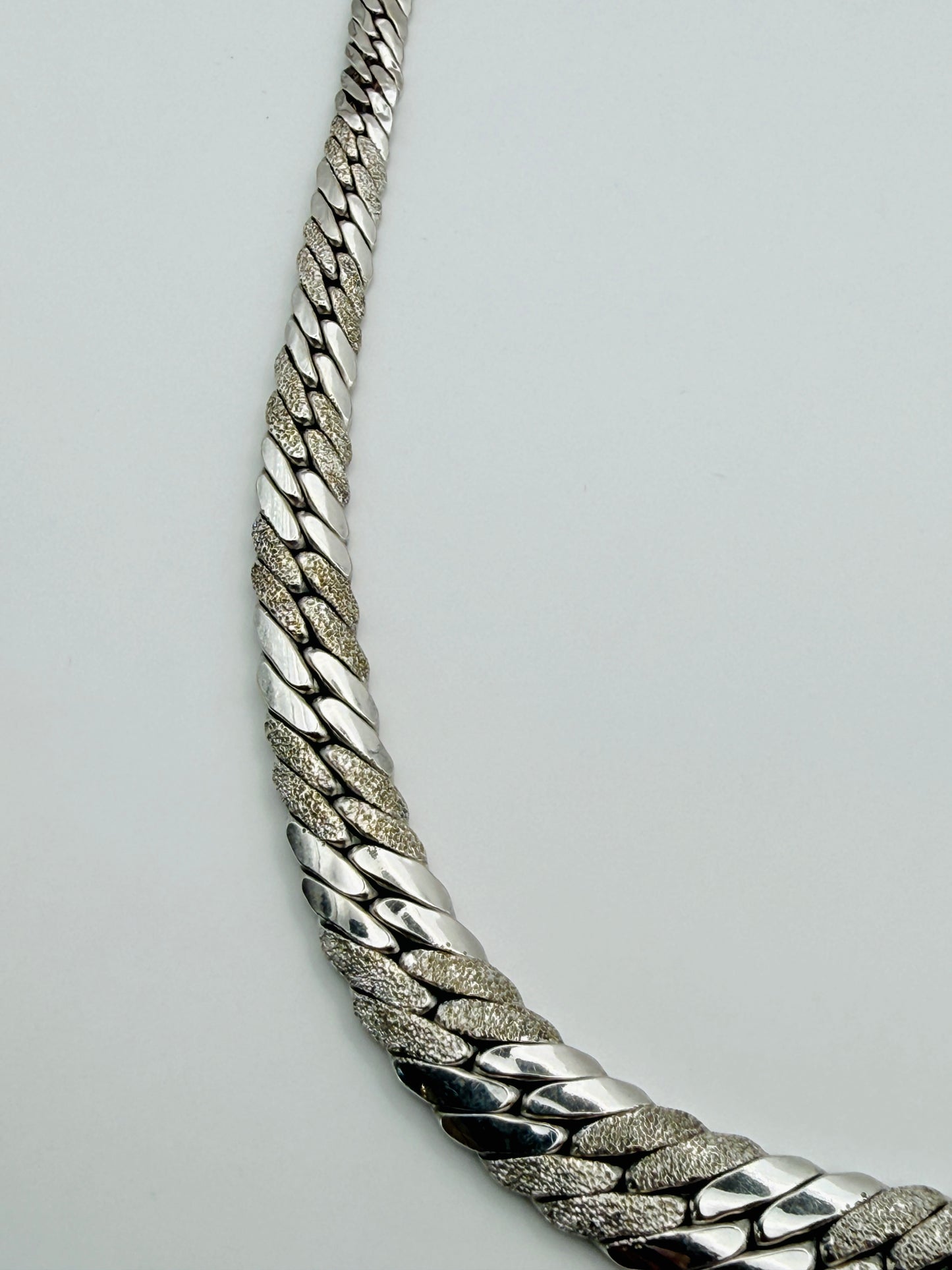 Collier gourmette texturée en or blanc 750 18k