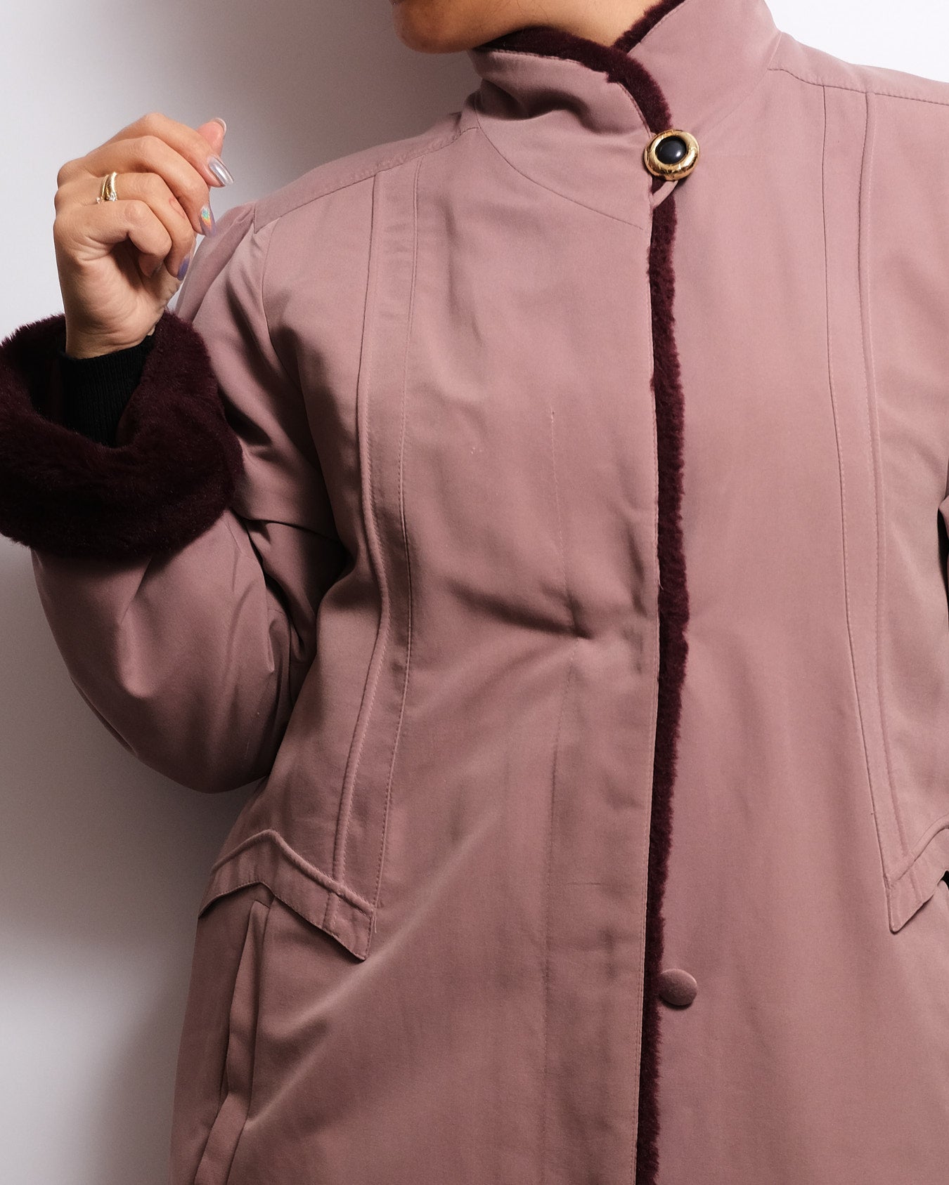 Manteau long vintage Claude Havrey Paris – Rose poudré & fourrure synthétique bordeaux (années 80/90)
