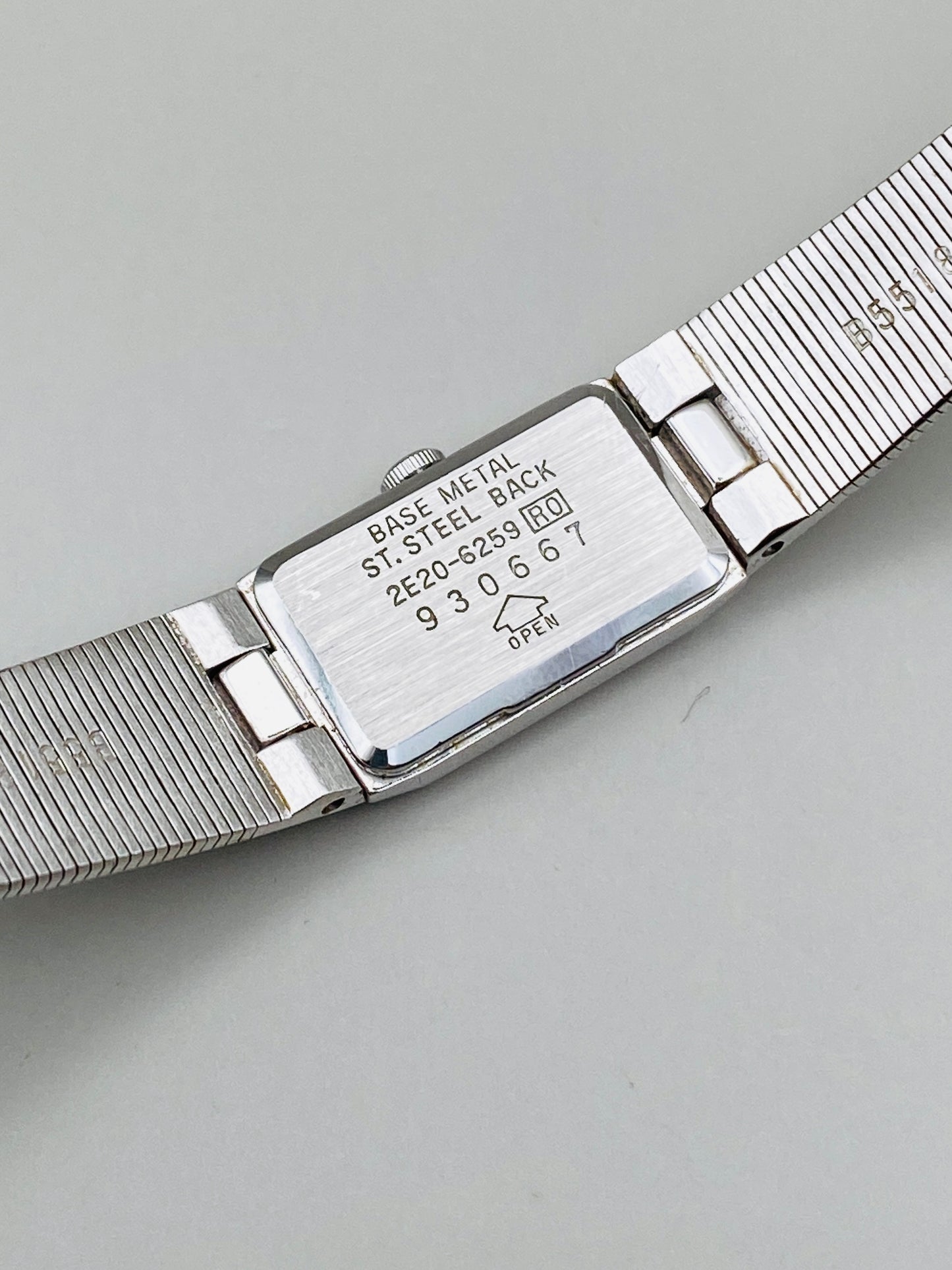 Montre mini Seiko Vintage Rectangulaire – Minimalisme 90s