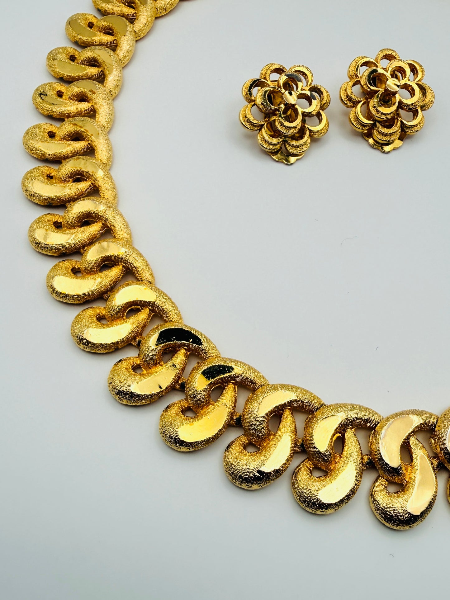 Parure vintage collier et clips dorés texturés