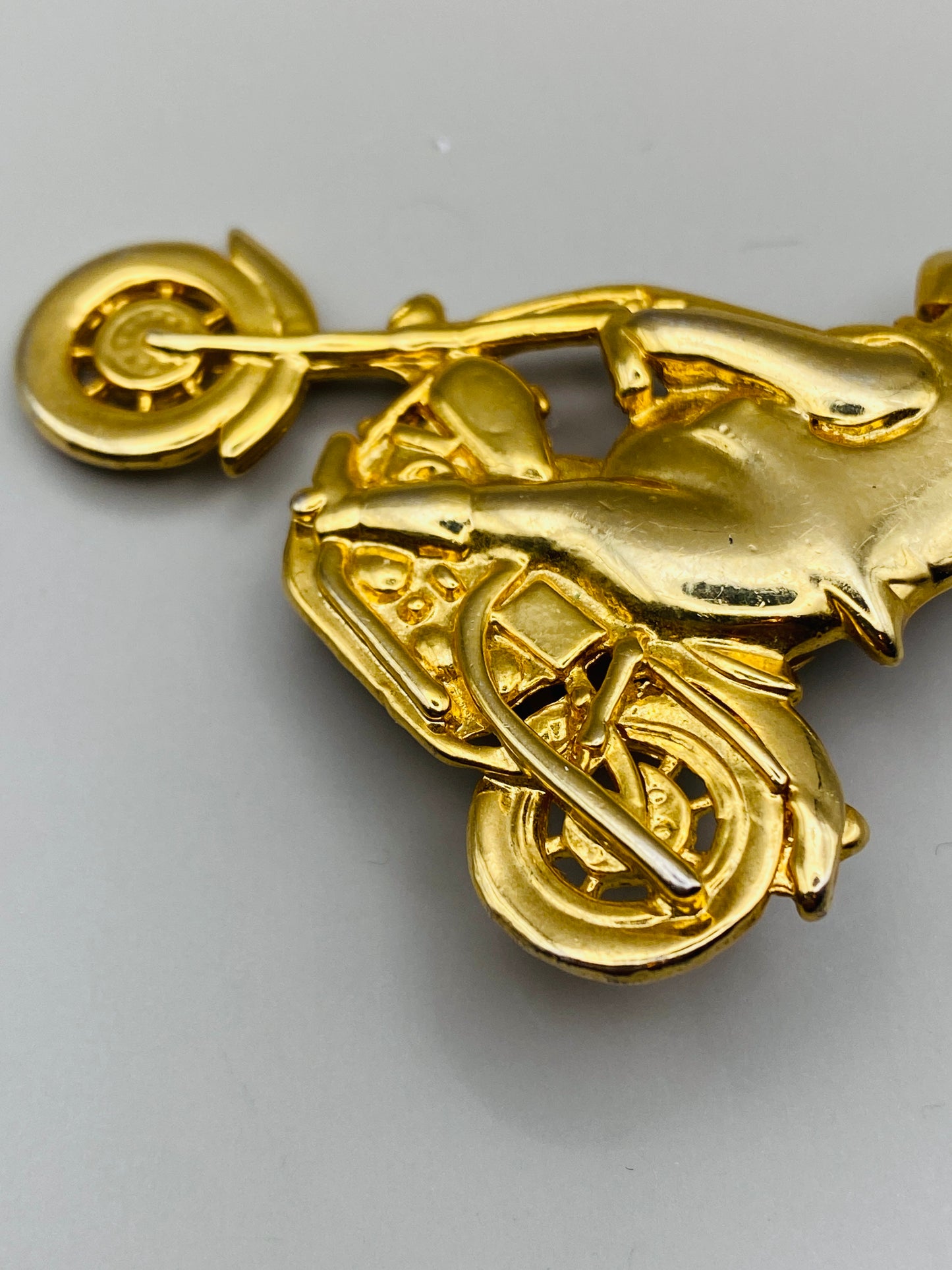 Broche vintage ours biker dorée – Années 1980