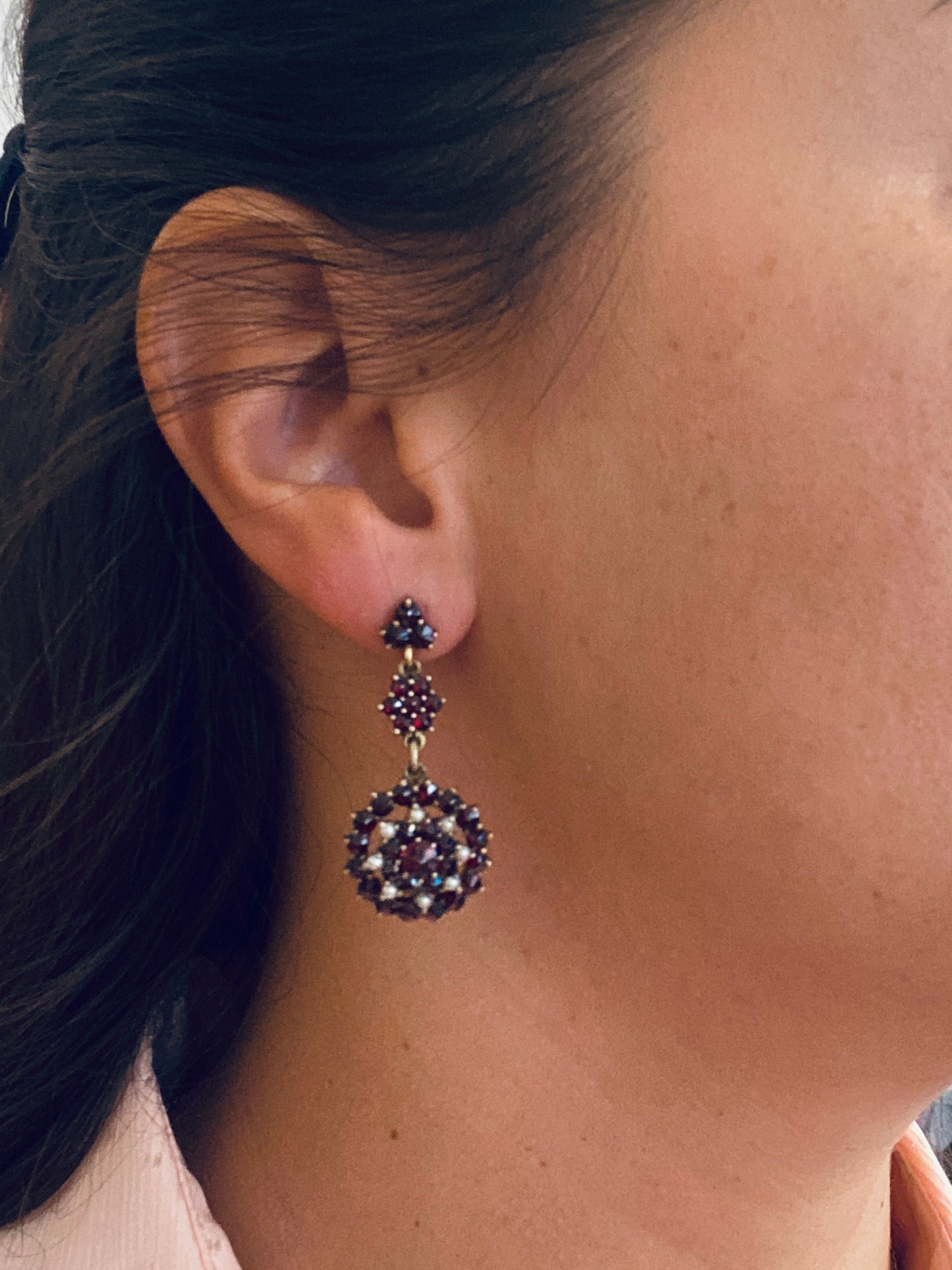 Boucles d’oreilles pendantes vintage grenats & perles, fermoir à vis argent 800 plaqué or